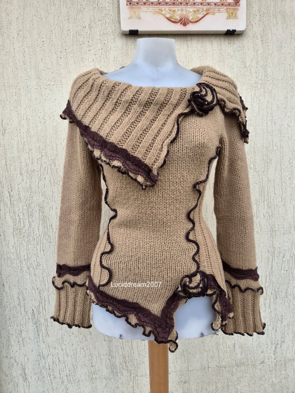 Pull tons marron détails fleur 3D