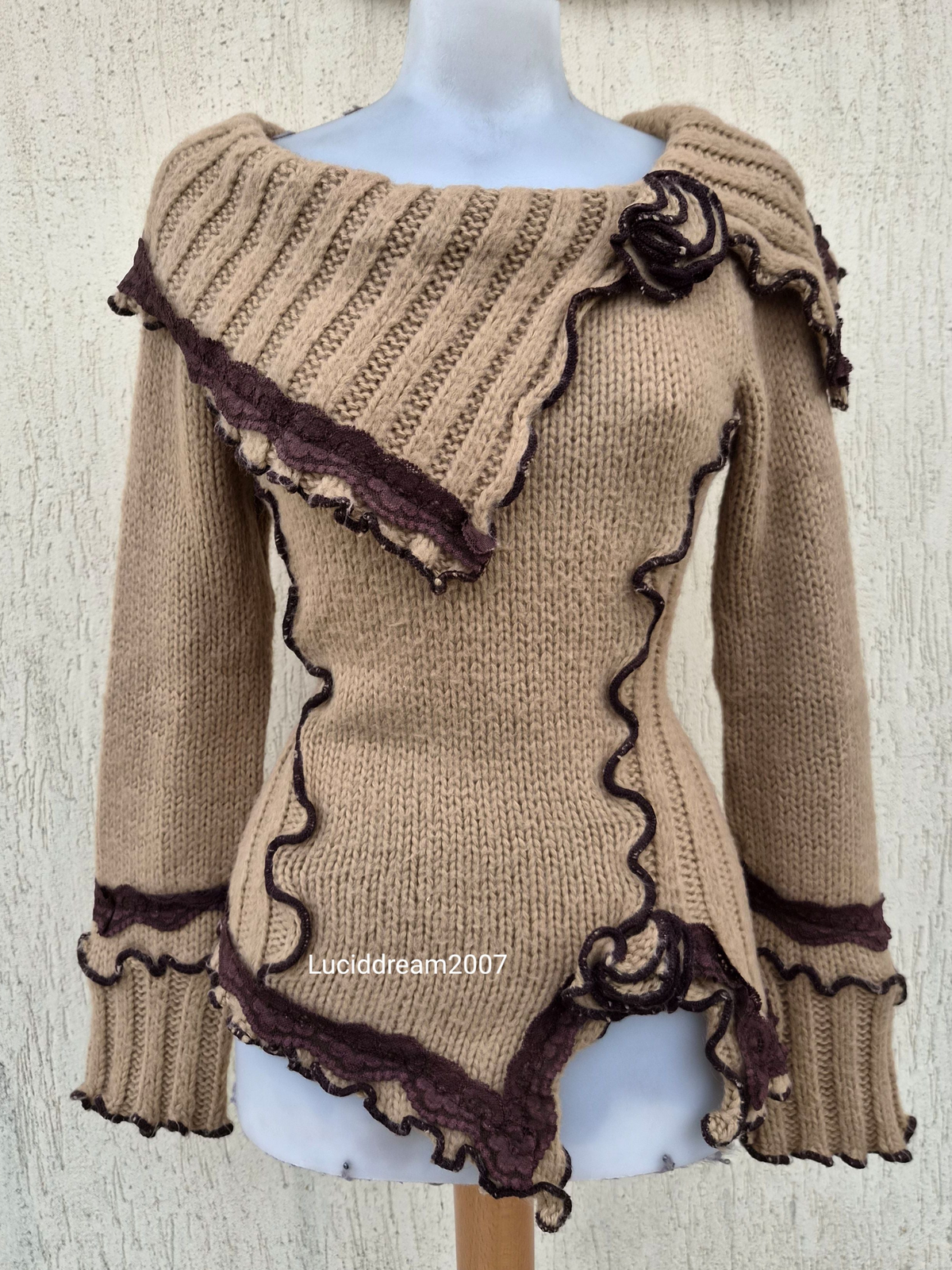 Pull tons marron détails fleur 3D