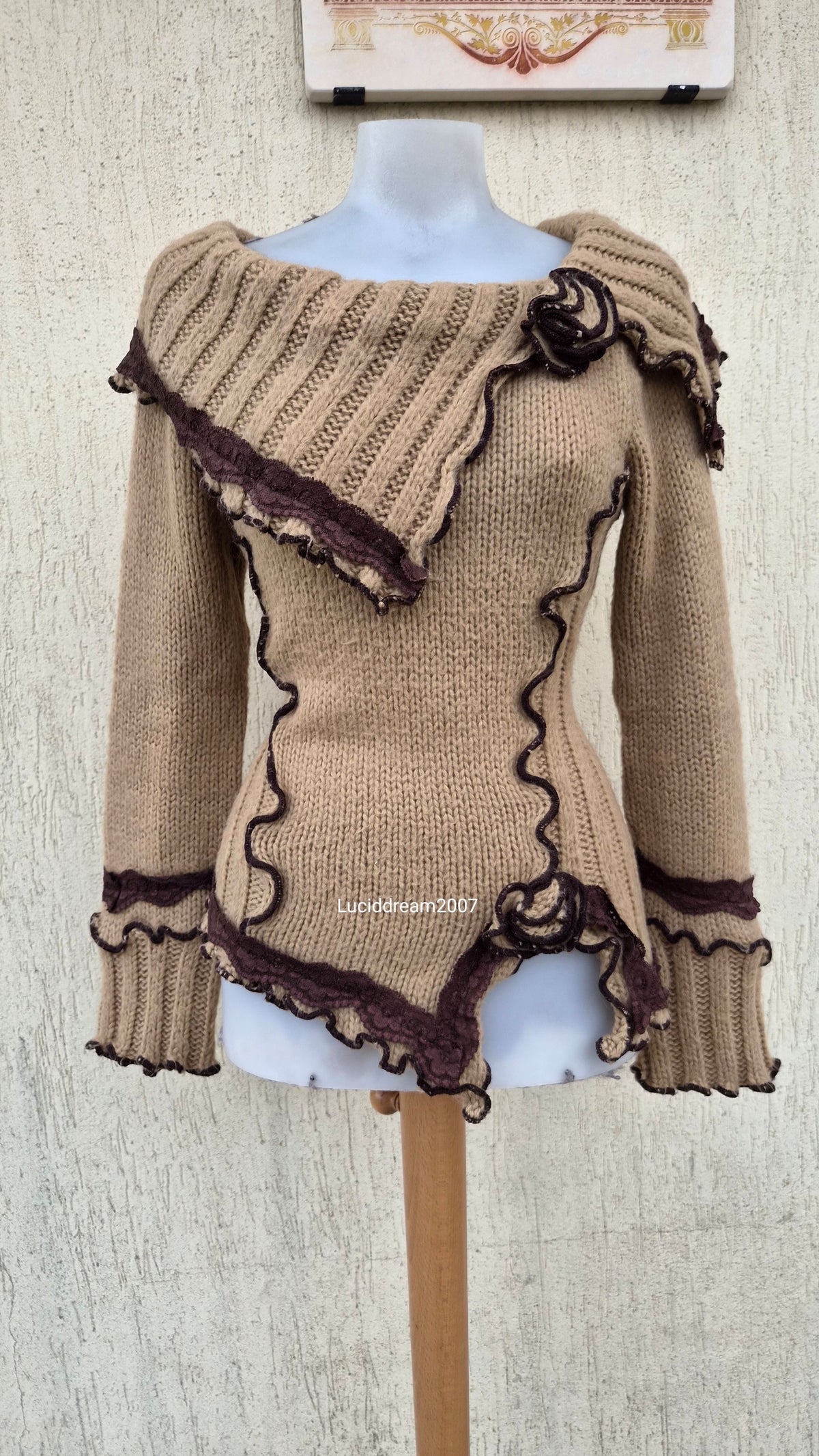 Pull tons marron détails fleur 3D