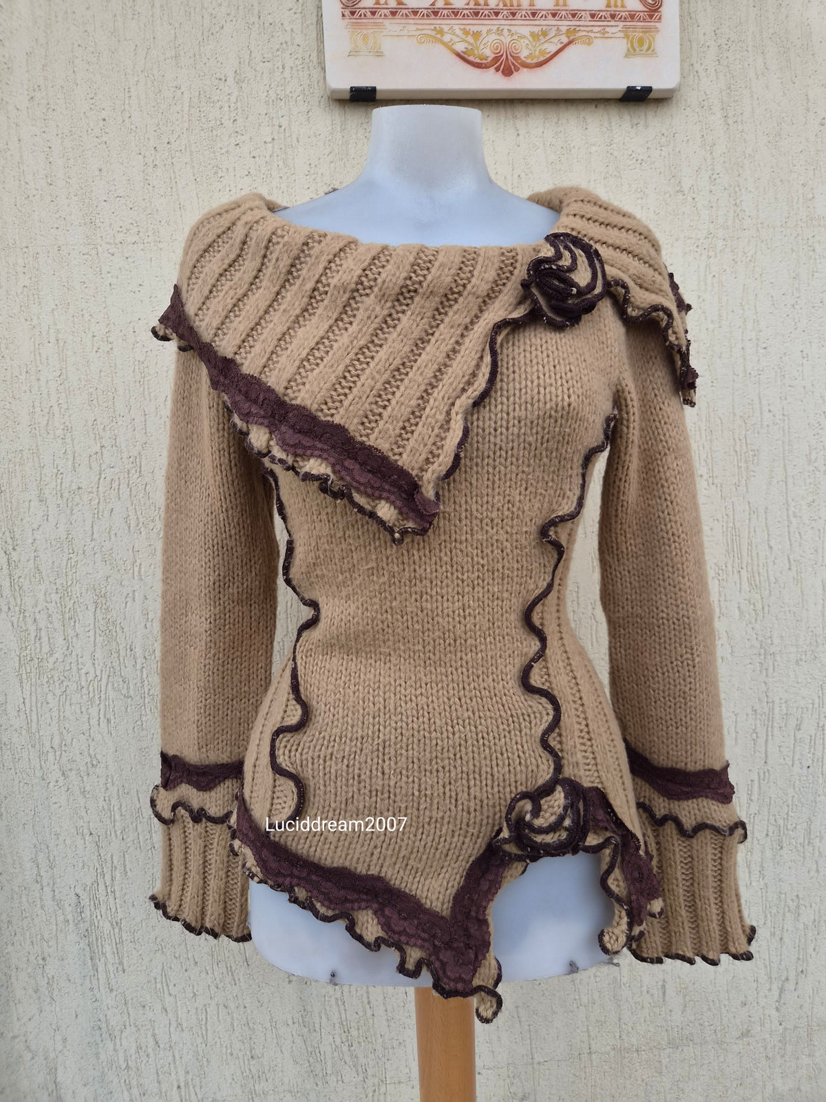Pull tons marron détails fleur 3D