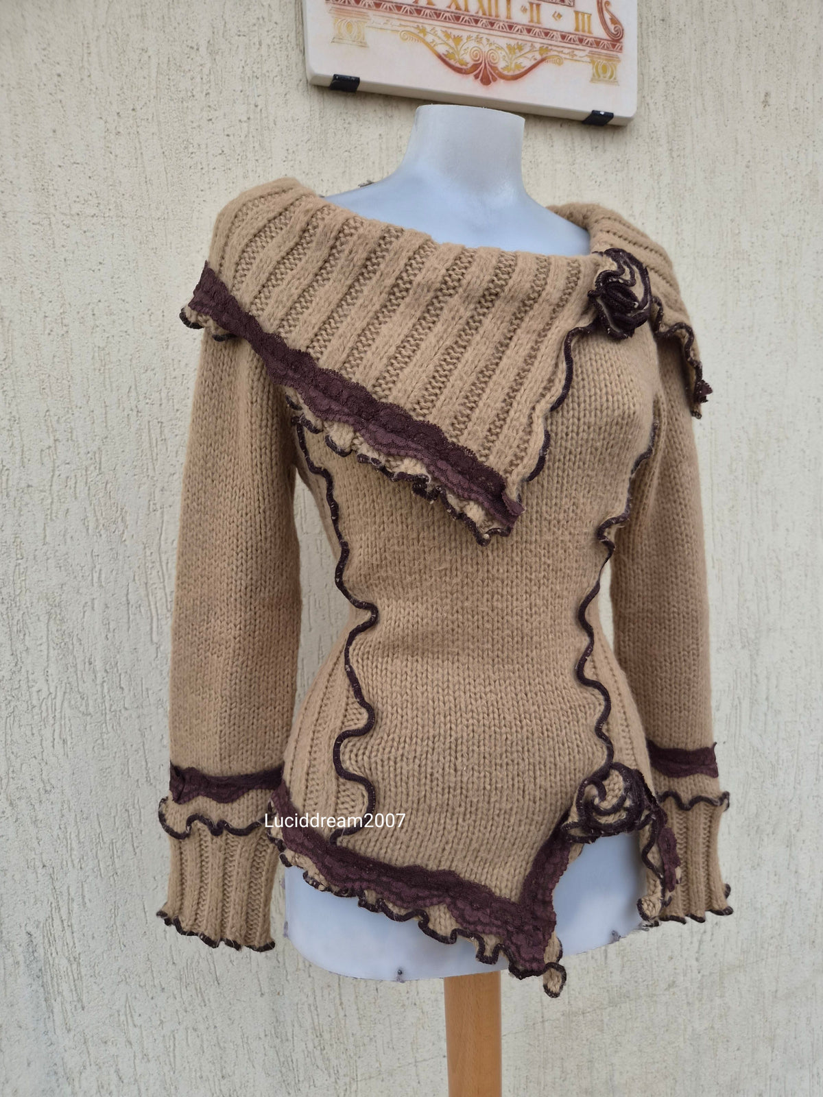 Pull tons marron détails fleur 3D