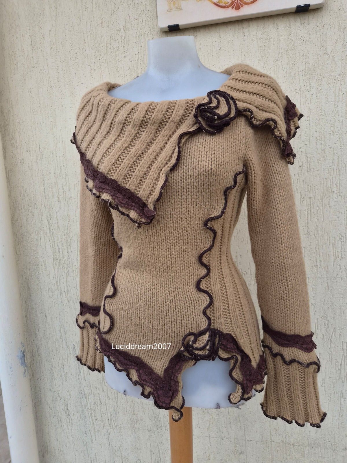 Pull tons marron détails fleur 3D