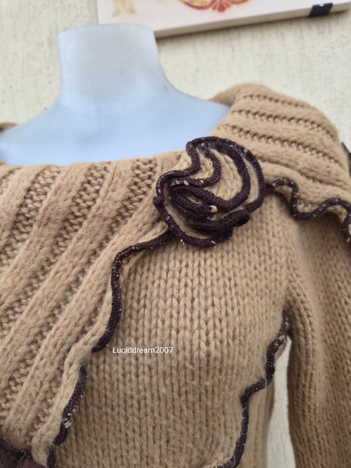 Pull tons marron détails fleur 3D