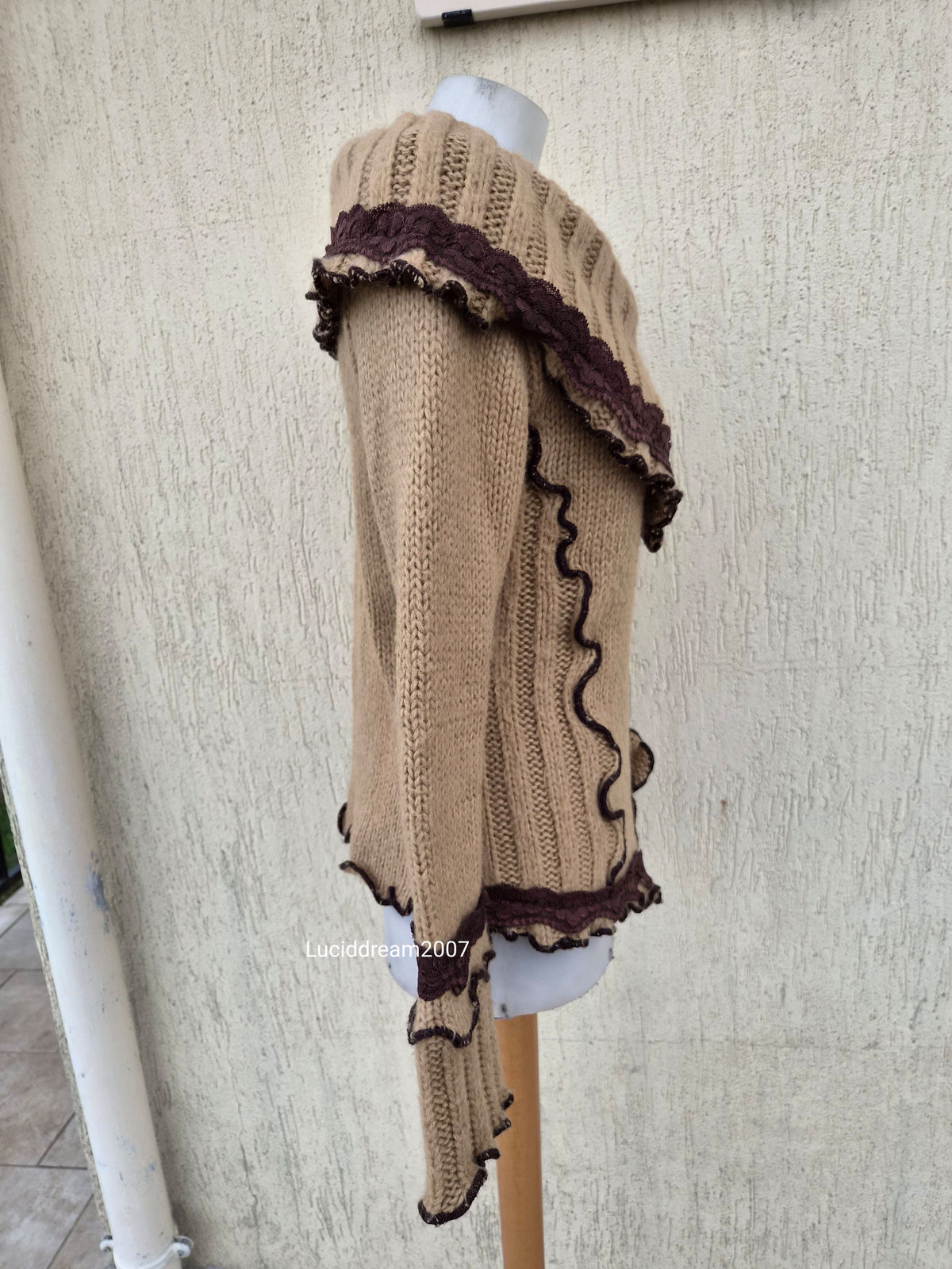 Pull tons marron détails fleur 3D