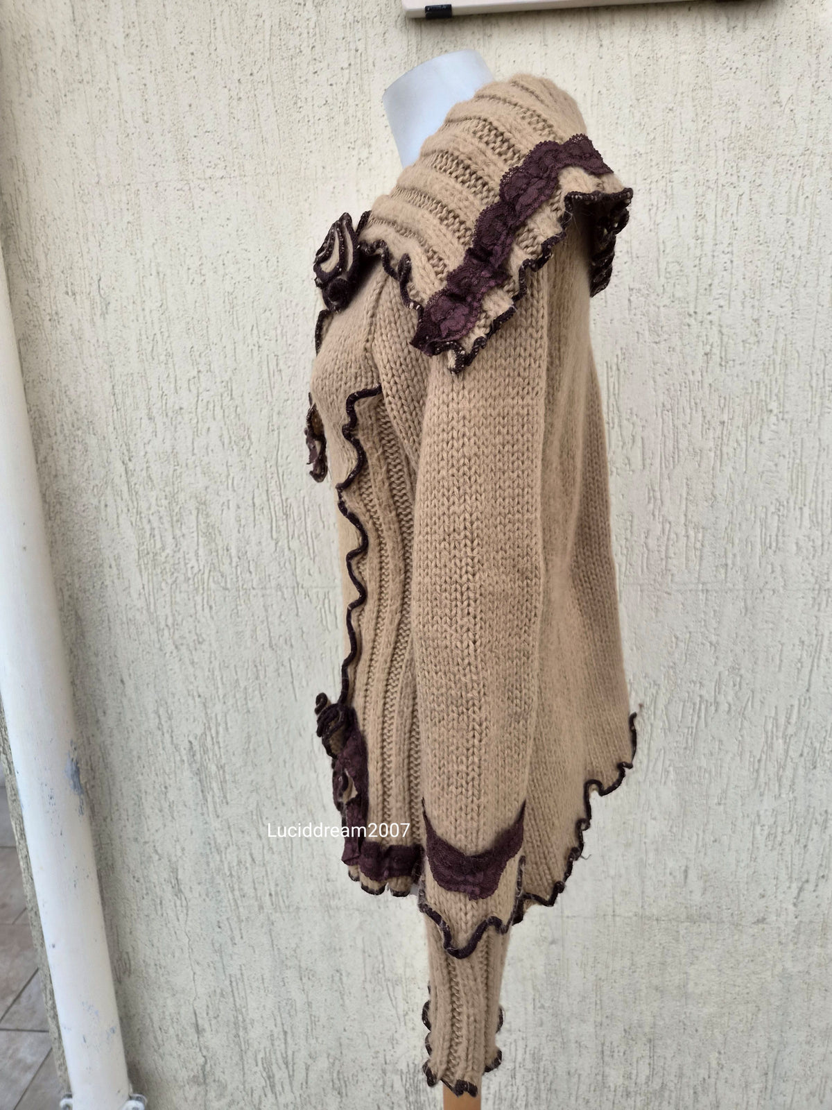 Pull tons marron détails fleur 3D