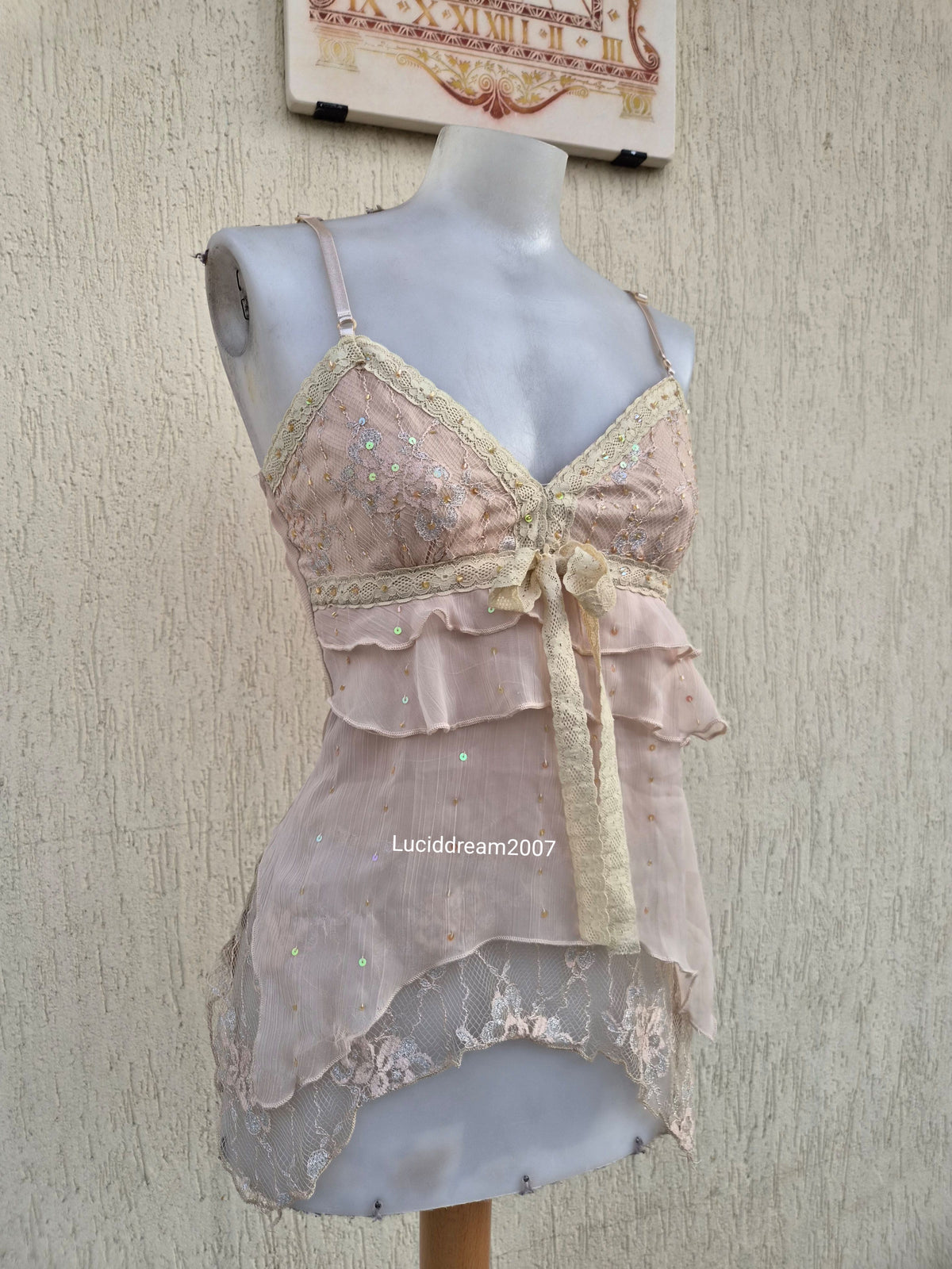 Haut en voile brodé tons rose beige