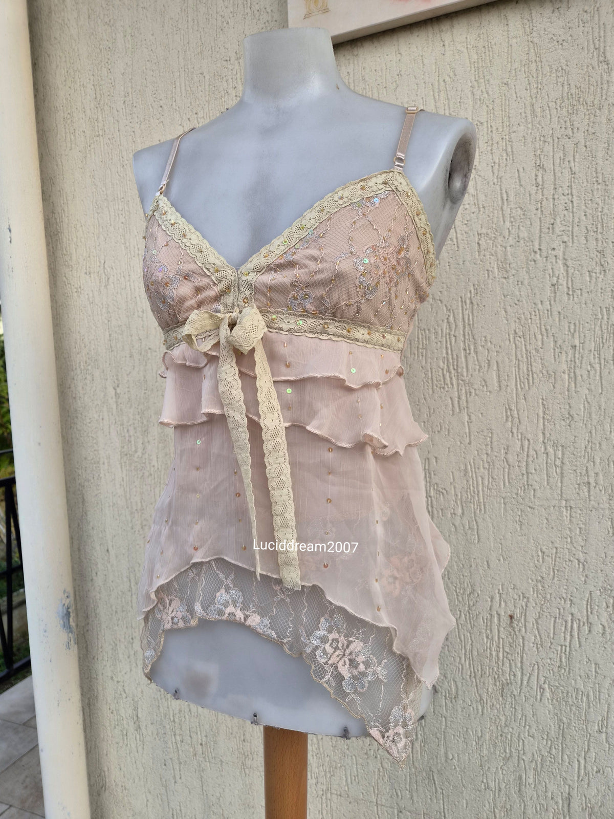 Haut en voile brodé tons rose beige