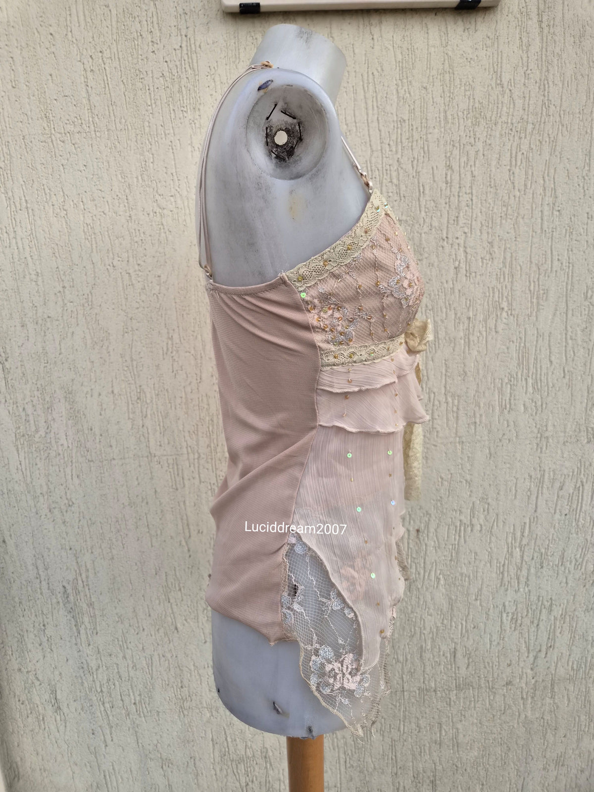 Haut en voile brodé tons rose beige