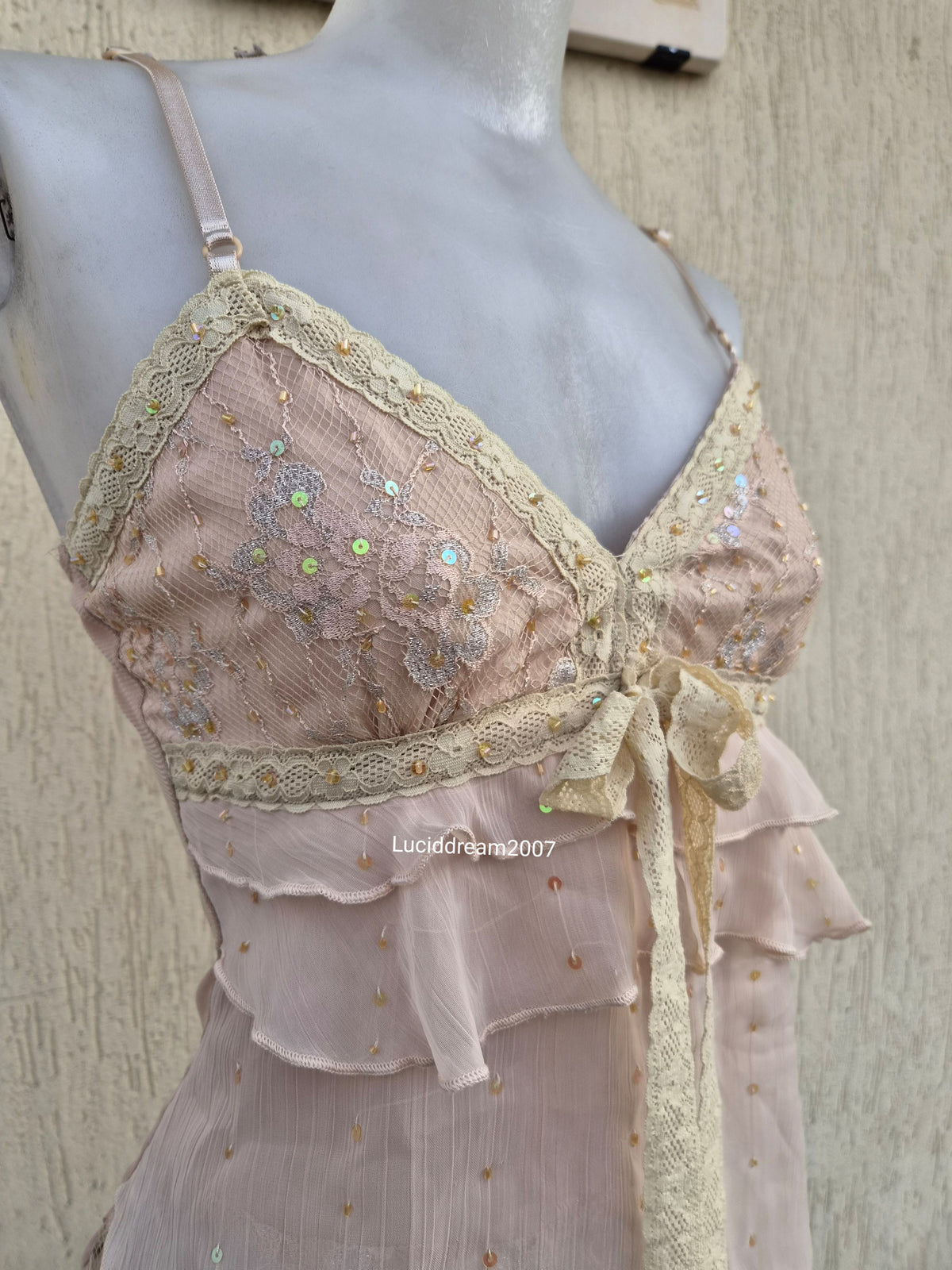 Haut en voile brodé tons rose beige