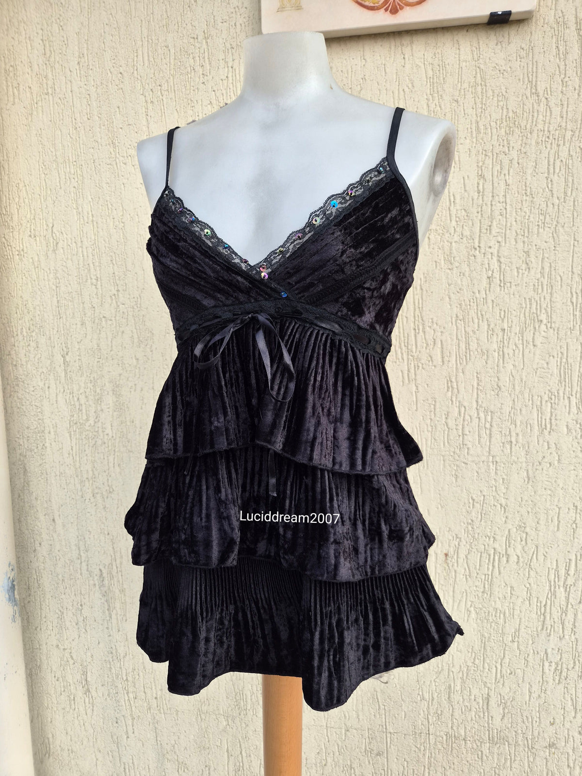 Haut en velours noir asymétrique