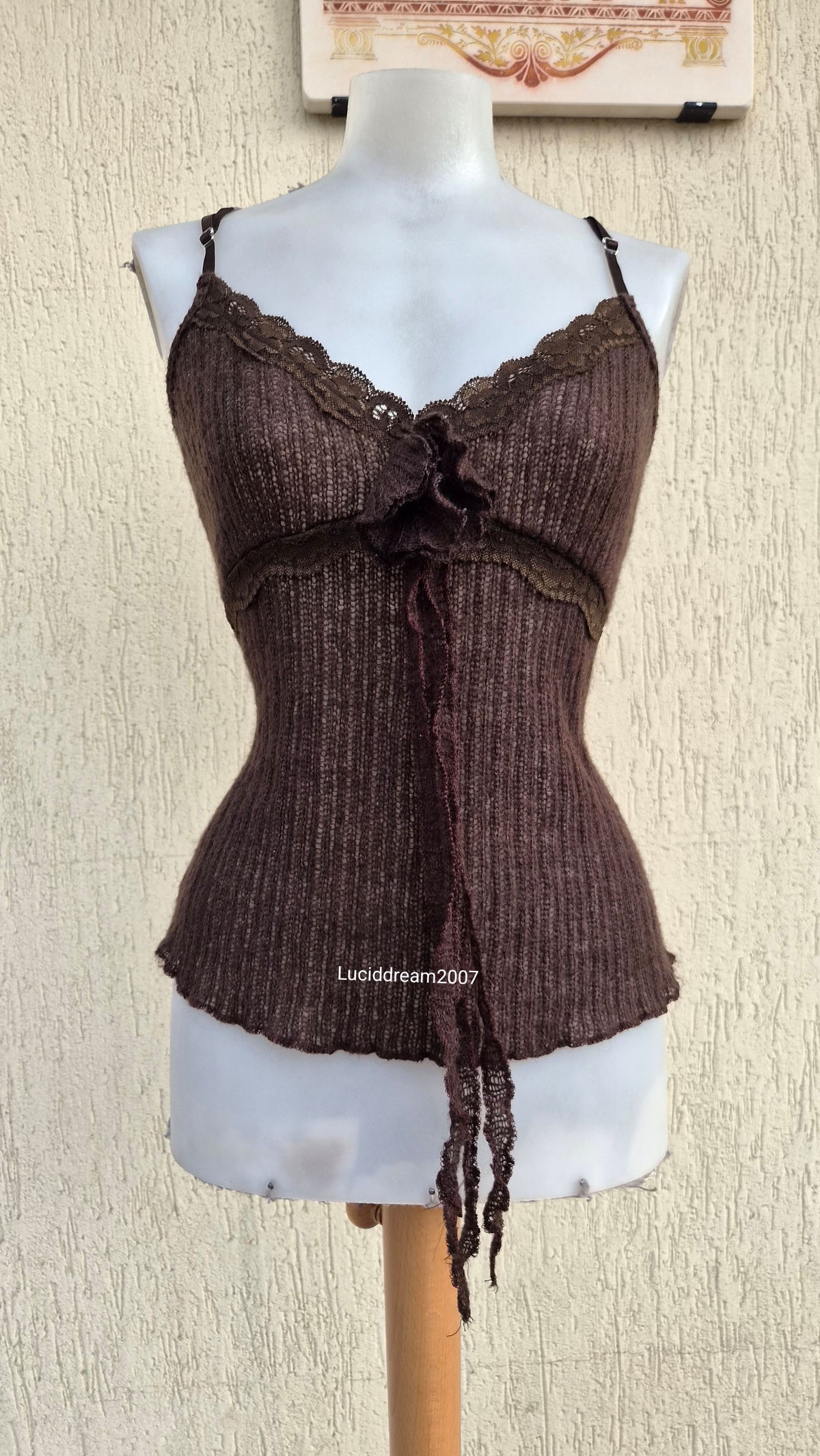 Haut en crochet marron avec fleurs 3D