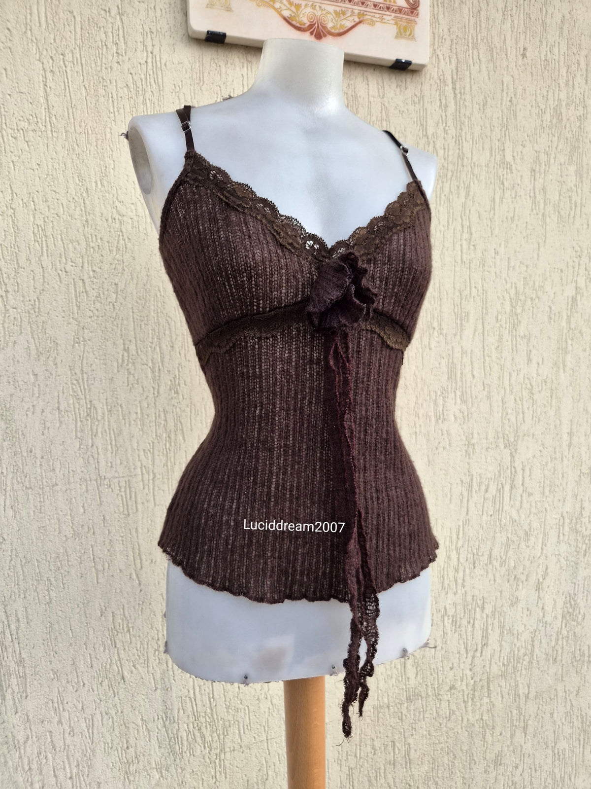 Haut en crochet marron avec fleurs 3D