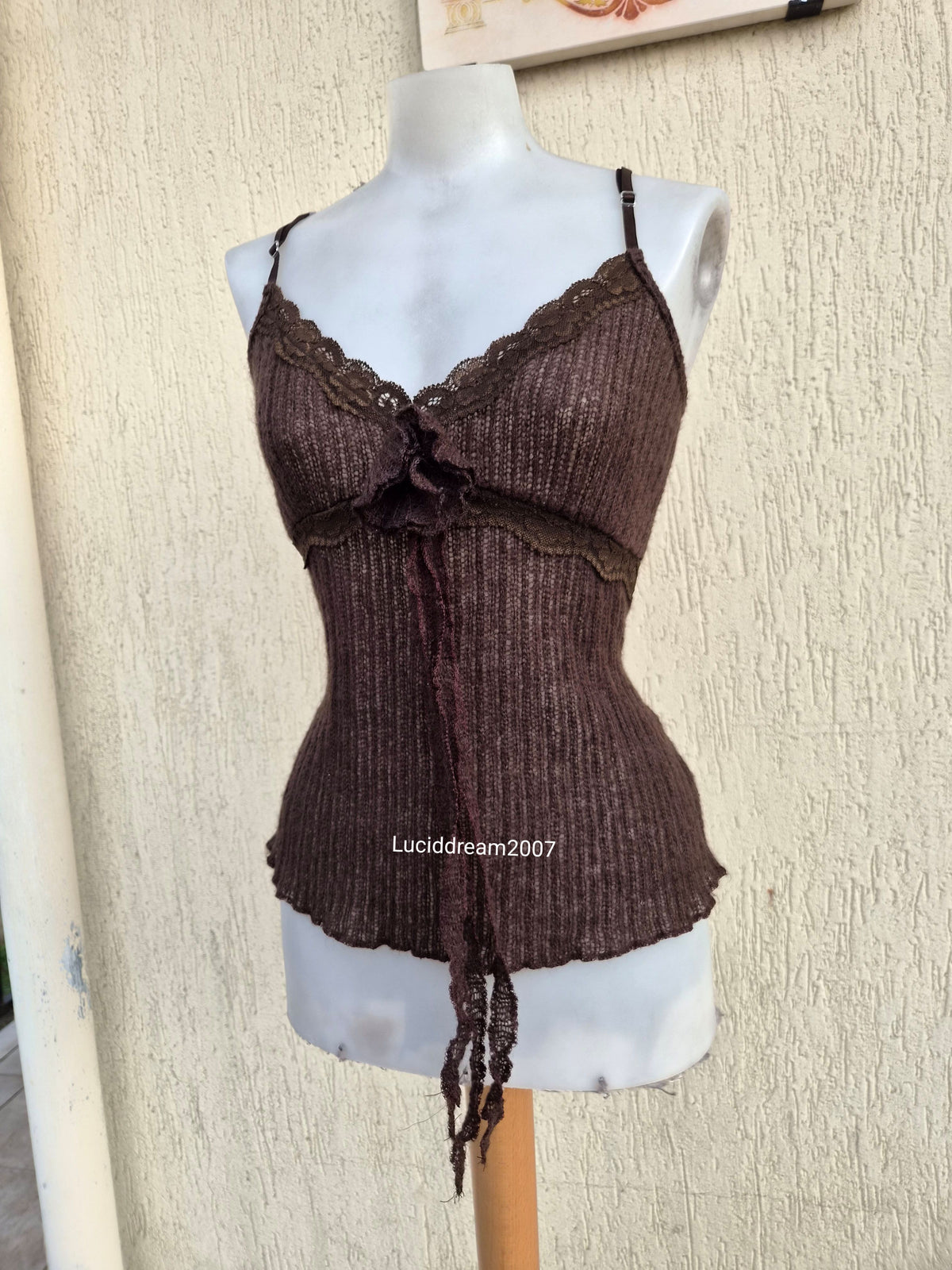 Haut en crochet marron avec fleurs 3D