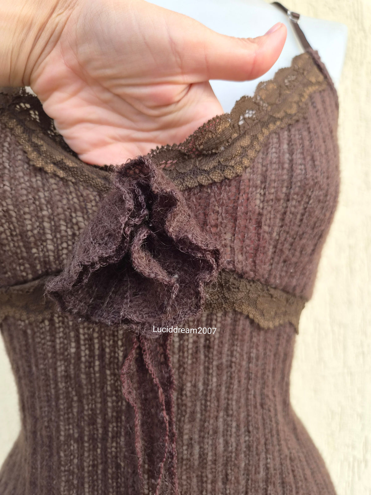 Haut en crochet marron avec fleurs 3D