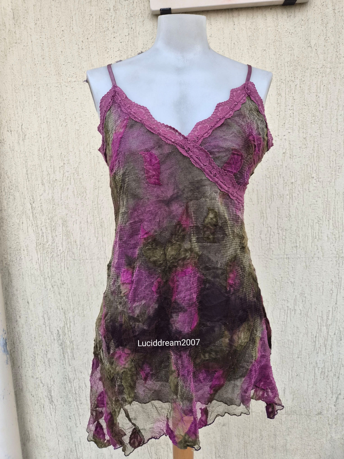 Haut en dentelle florale tons verts et rose