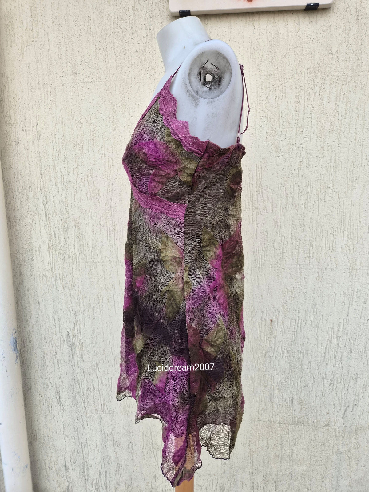 Haut en dentelle florale tons verts et rose
