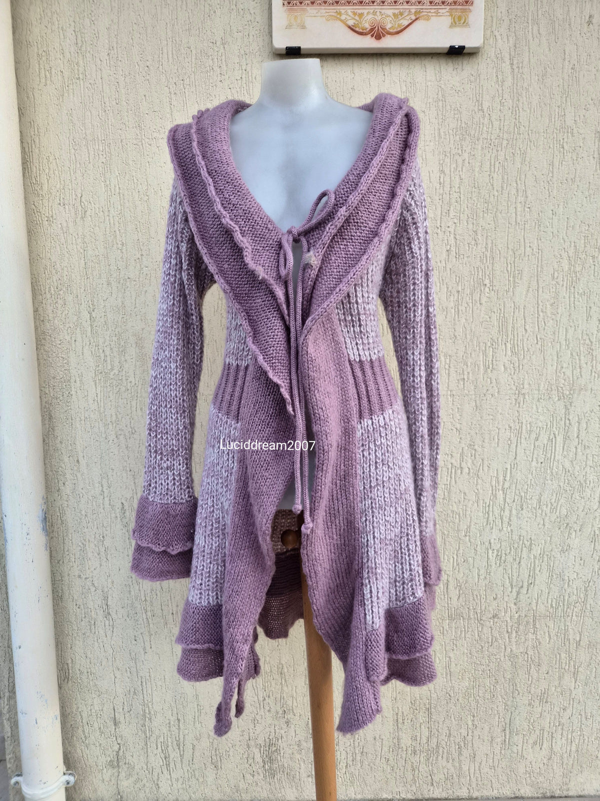 Cardigan en tricot lila et rose pâle