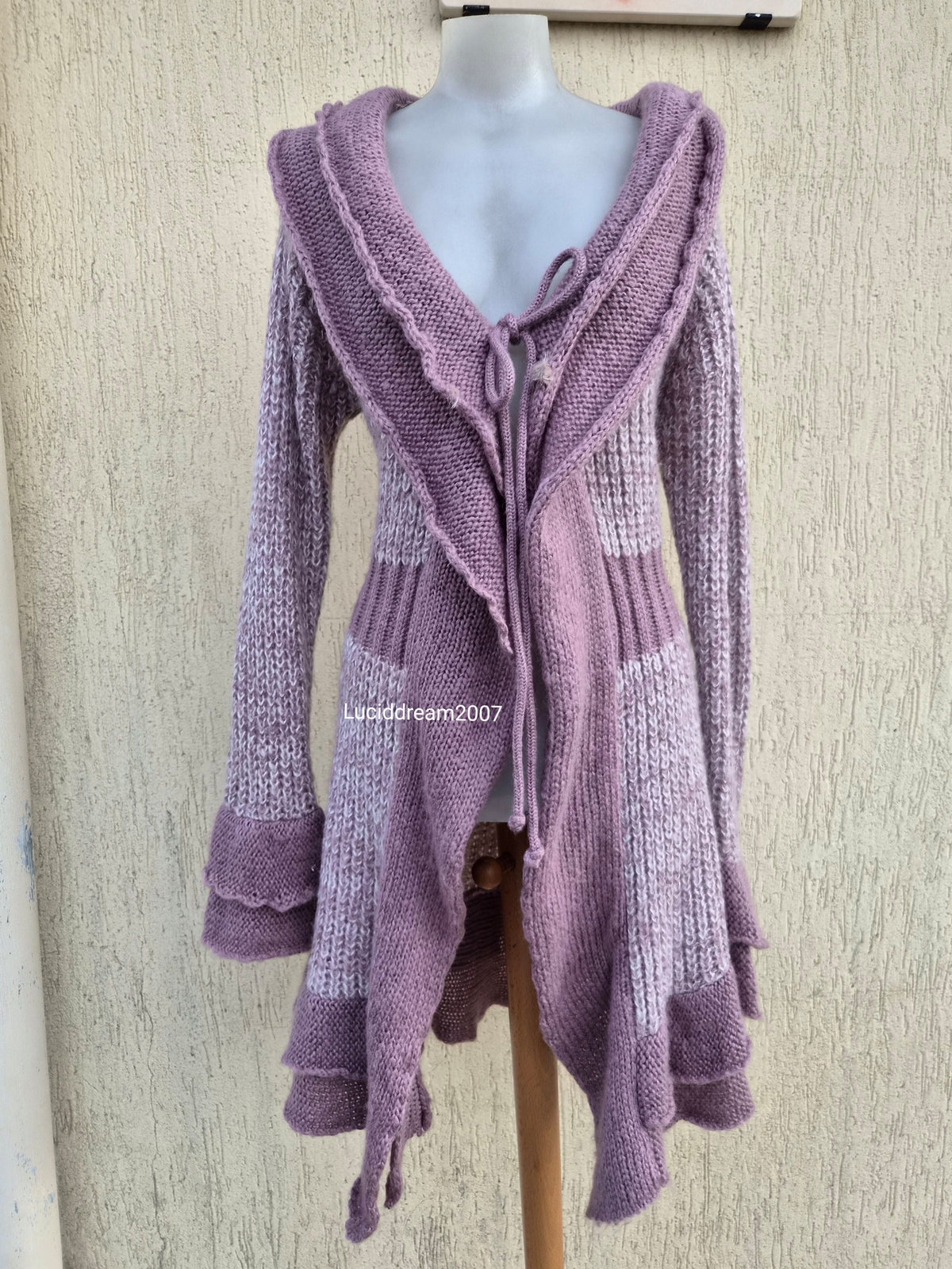 Cardigan en tricot lila et rose pâle