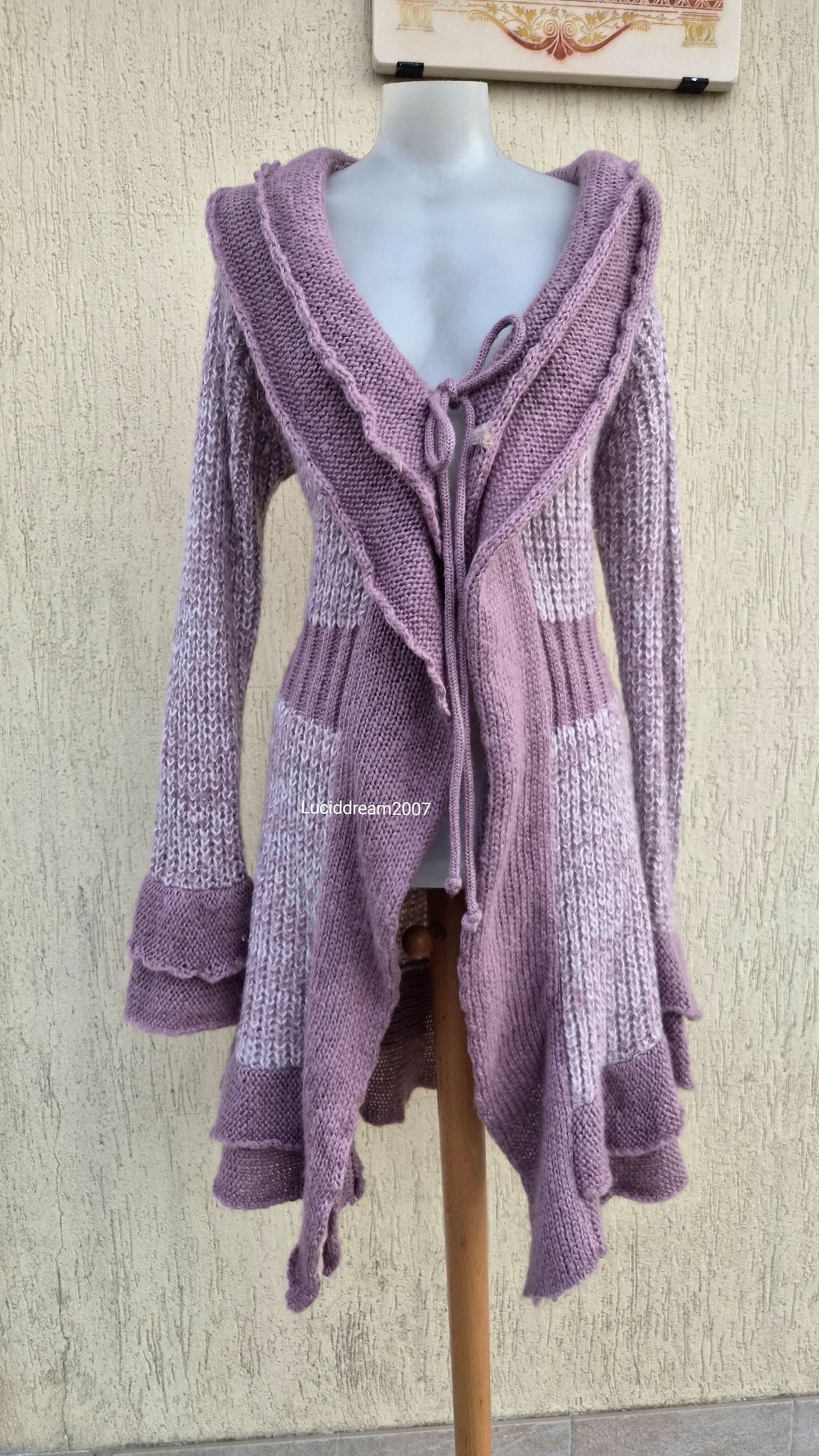 Cardigan en tricot lila et rose pâle
