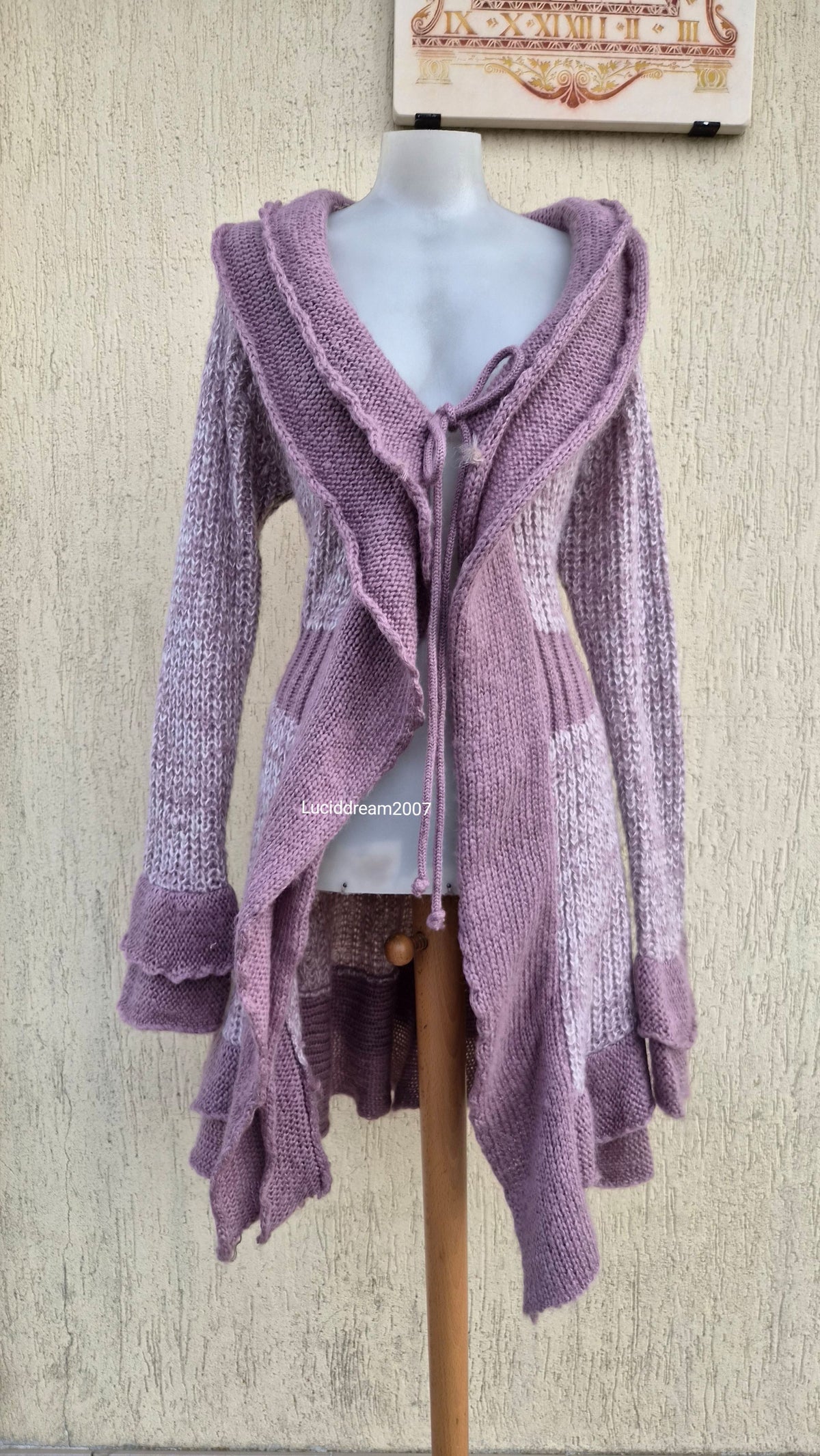 Cardigan en tricot lila et rose pâle