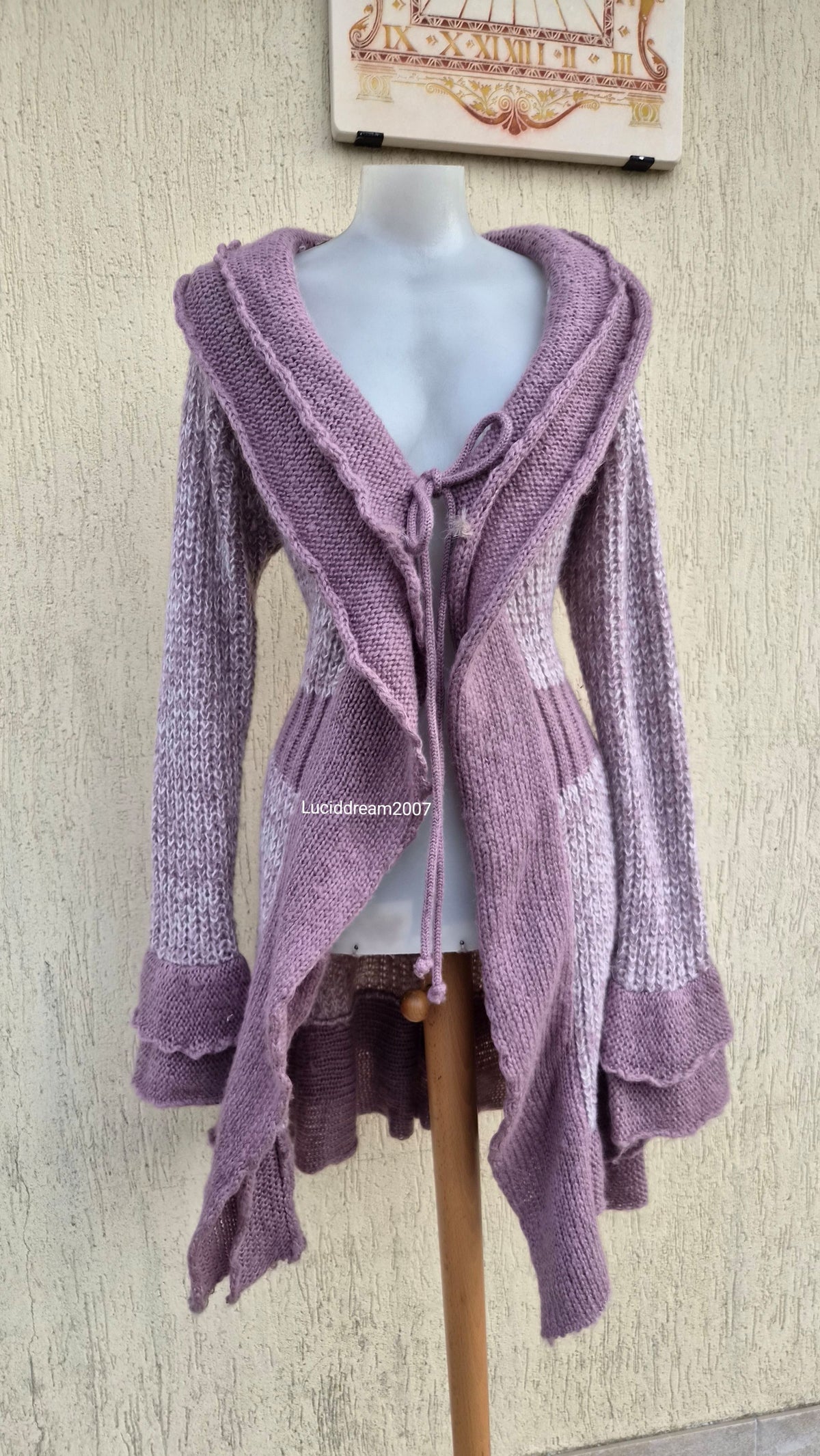 Cardigan en tricot lila et rose pâle
