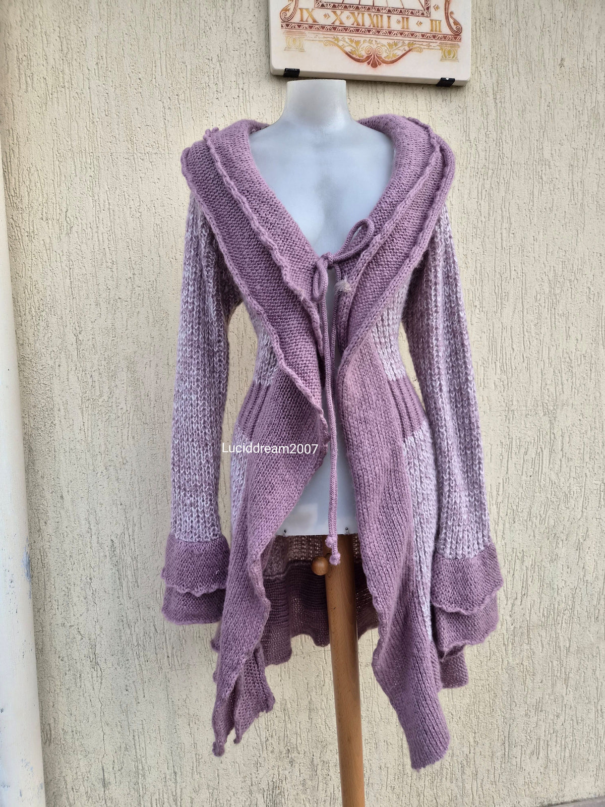 Cardigan en tricot lila et rose pâle