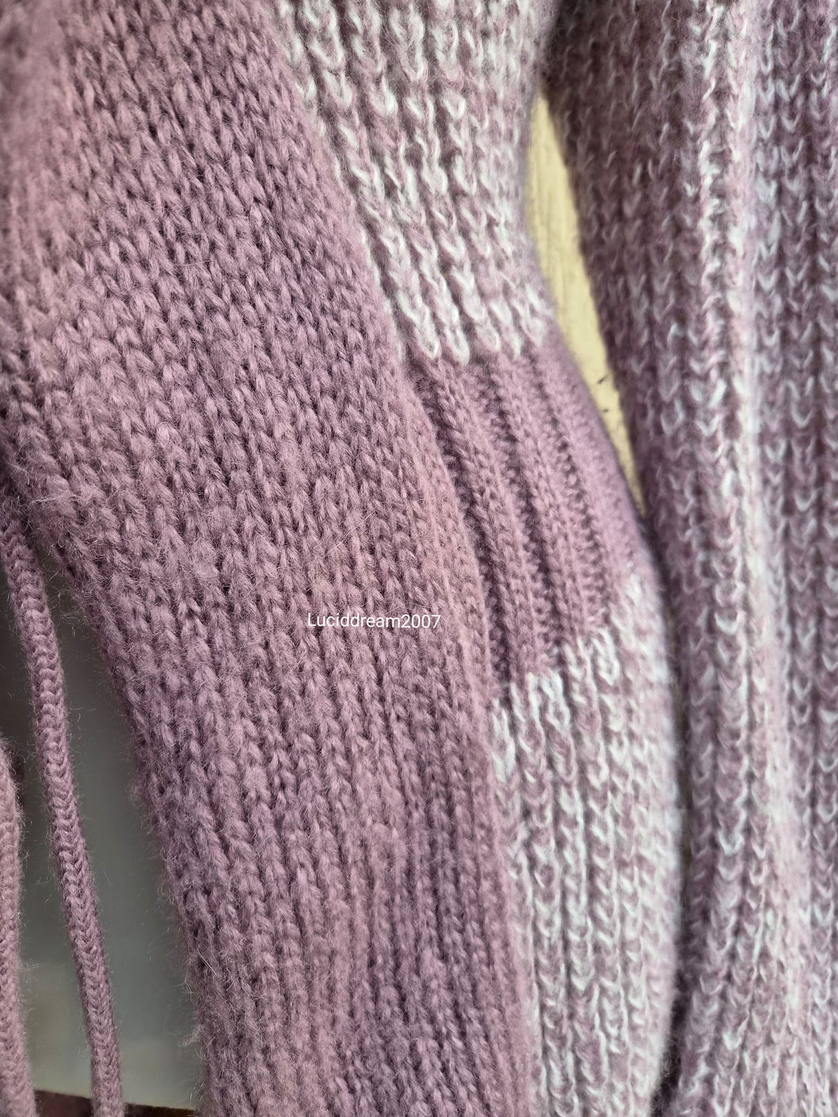 Cardigan en tricot lila et rose pâle