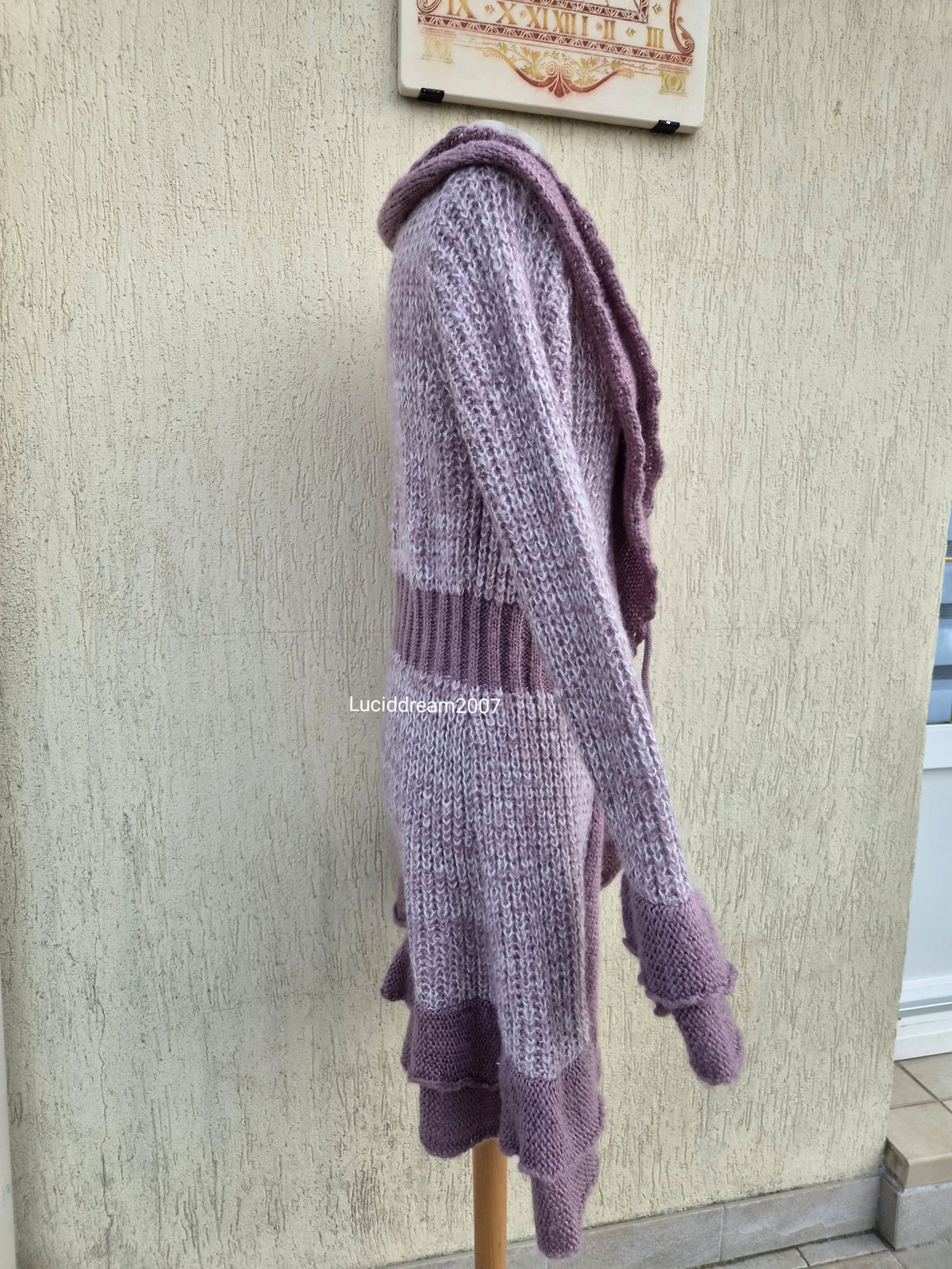 Cardigan en tricot lila et rose pâle