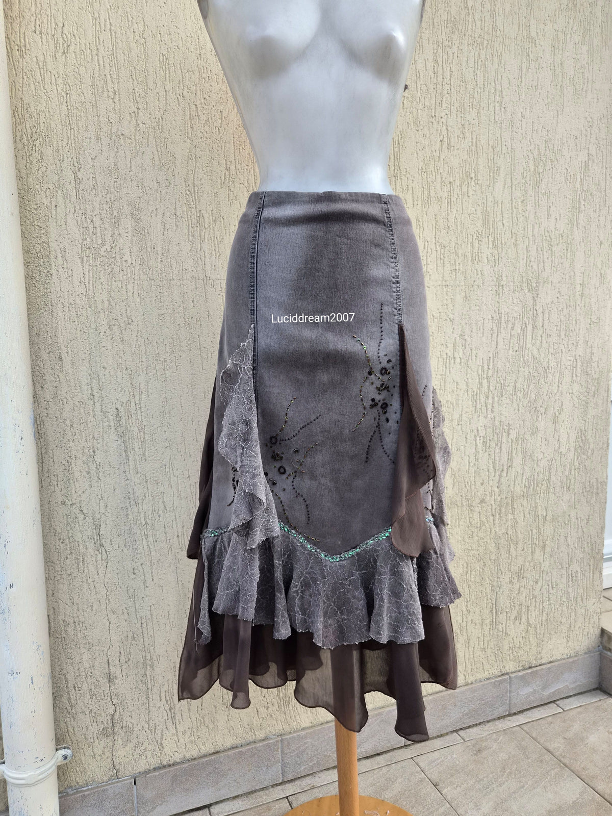 Jupe grise en denim brodé