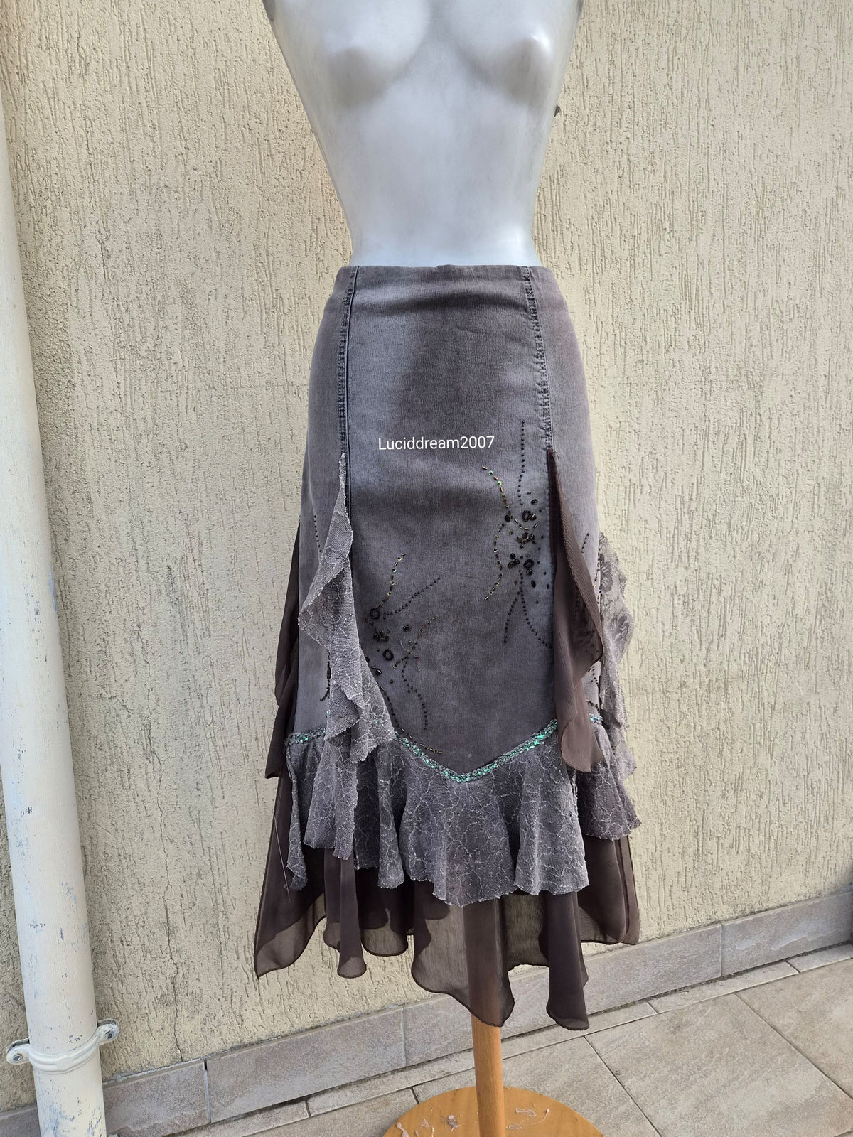 Jupe grise en denim brodé