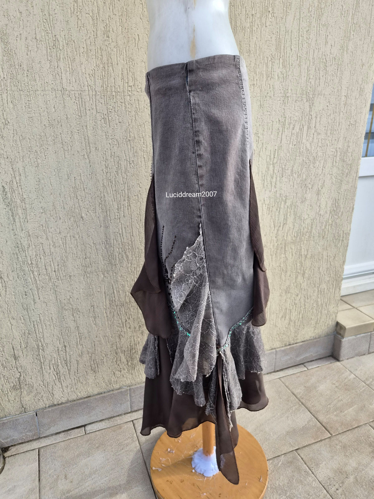 Jupe grise en denim brodé