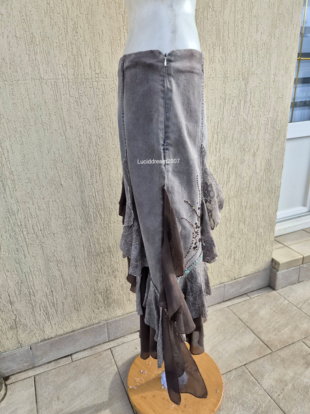 Jupe grise en denim brodé