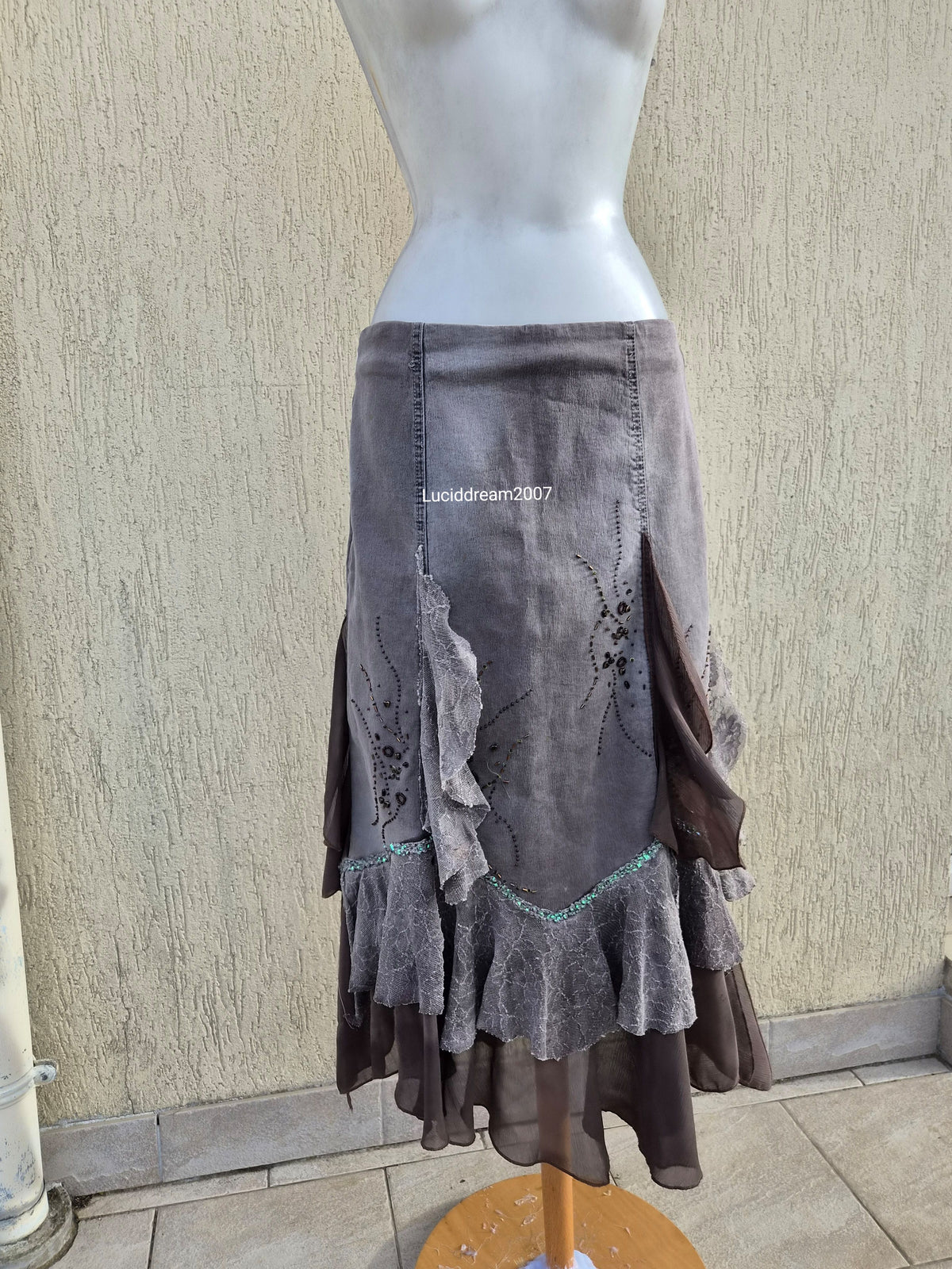 Jupe grise en denim brodé