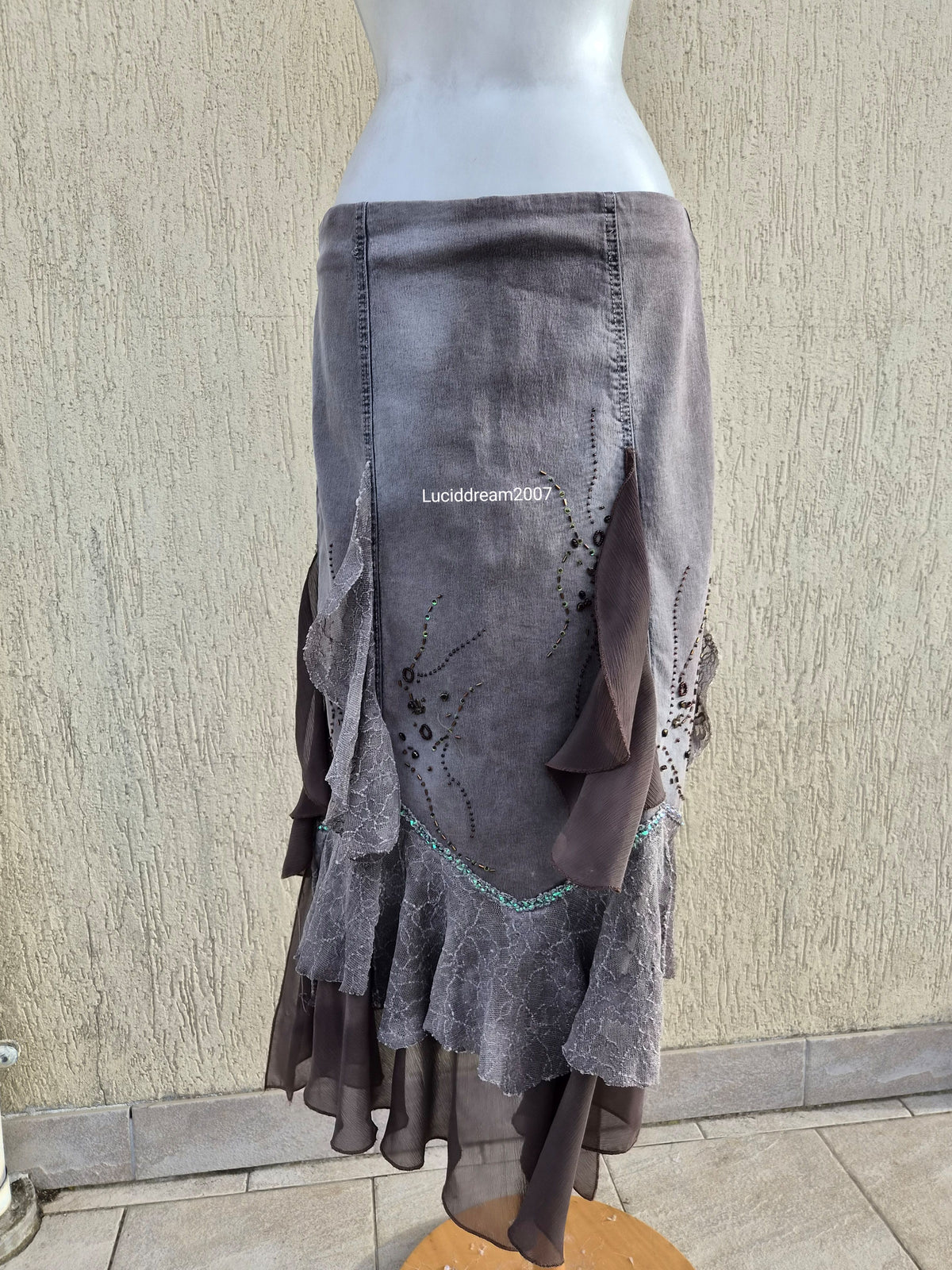 Jupe grise en denim brodé