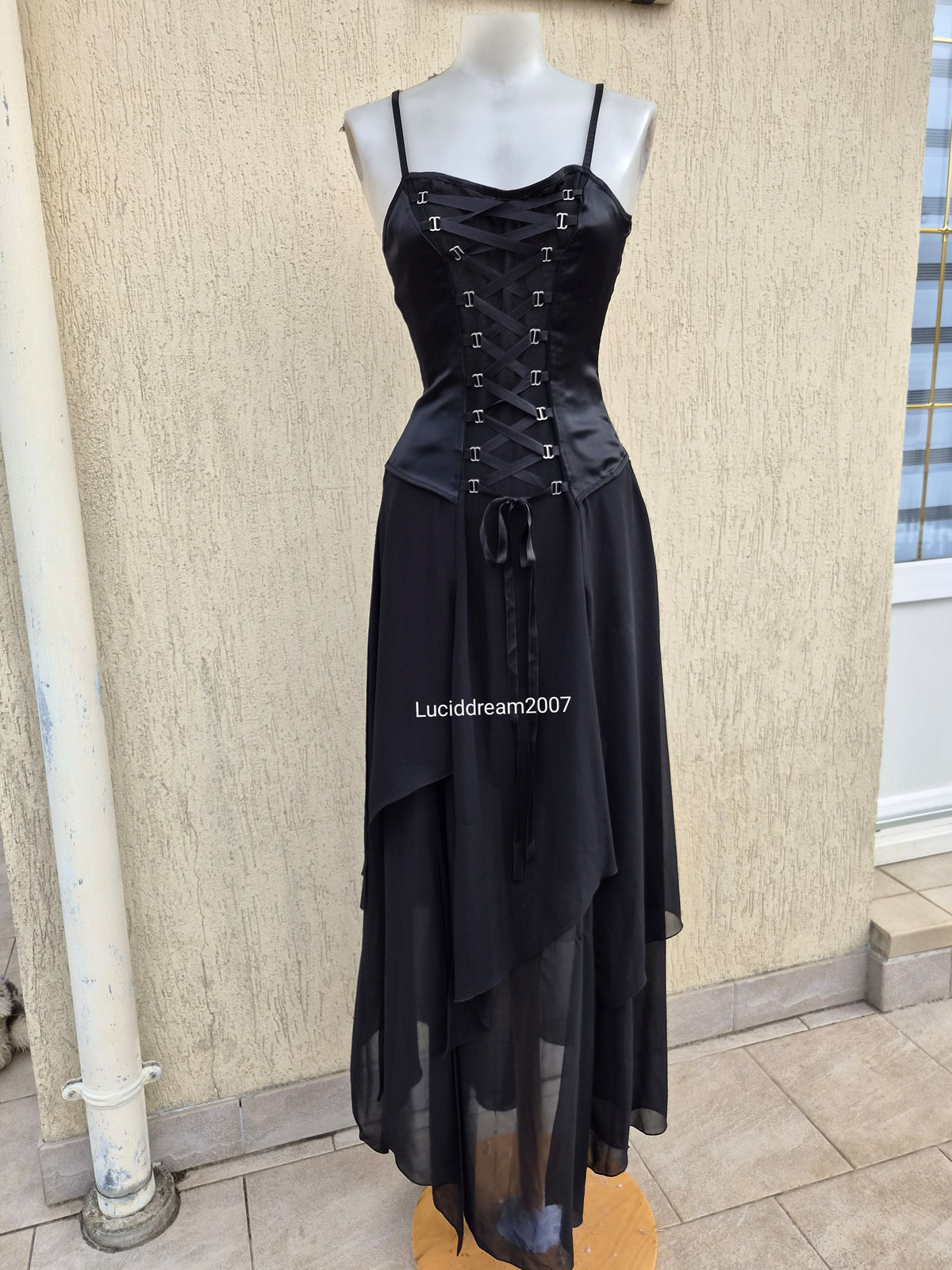 Robe noire à lacage
