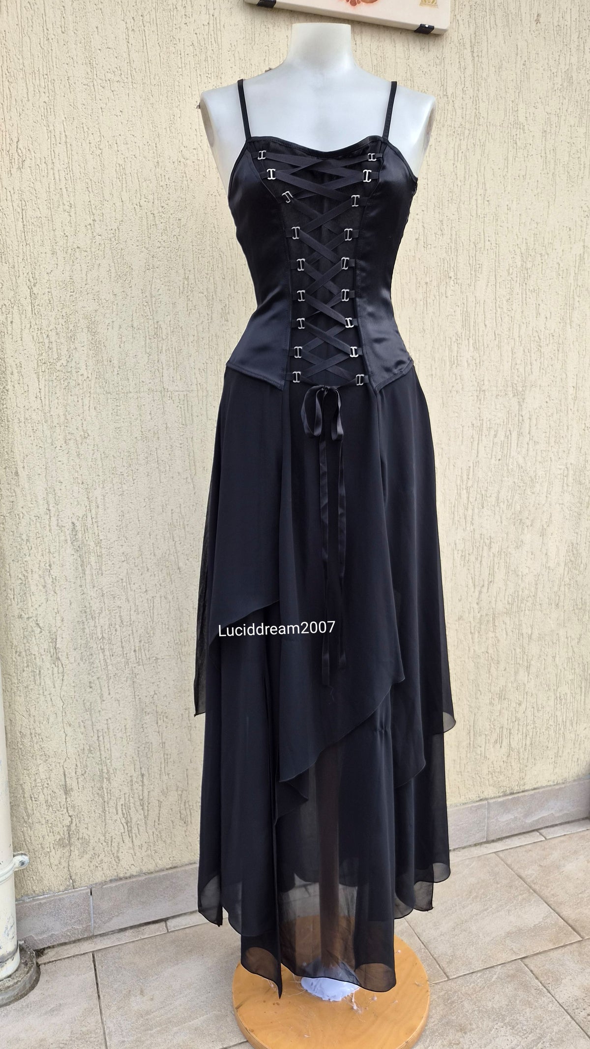 Robe noire à lacage