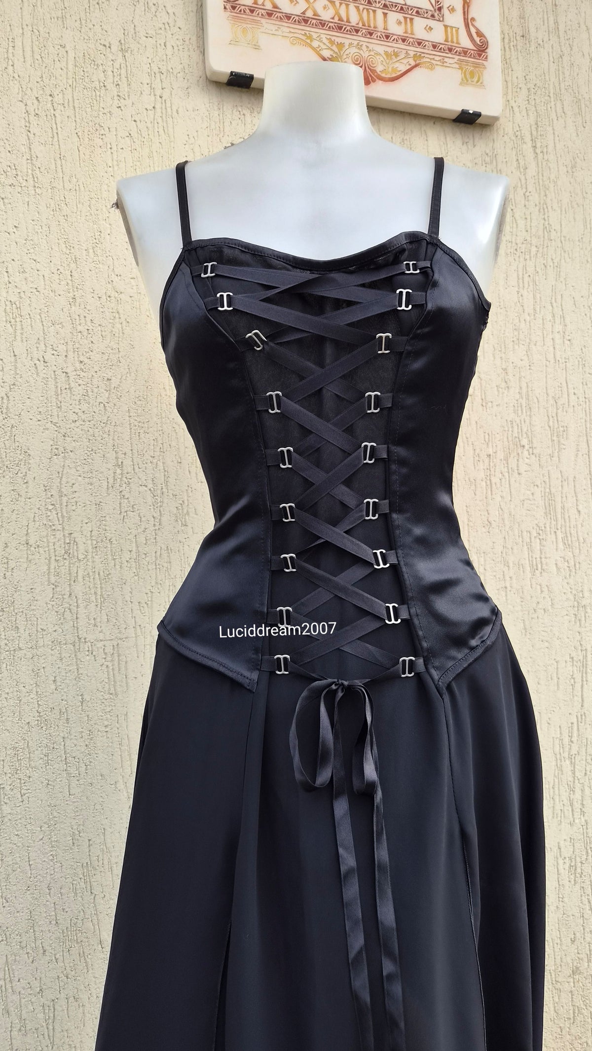 Robe noire à lacage