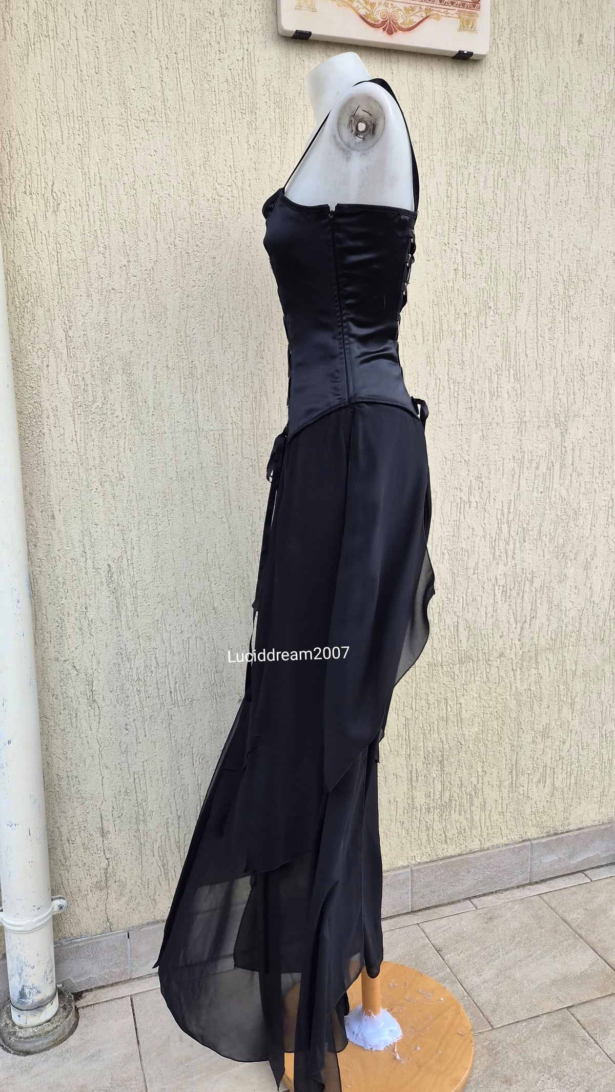 Robe noire à lacage
