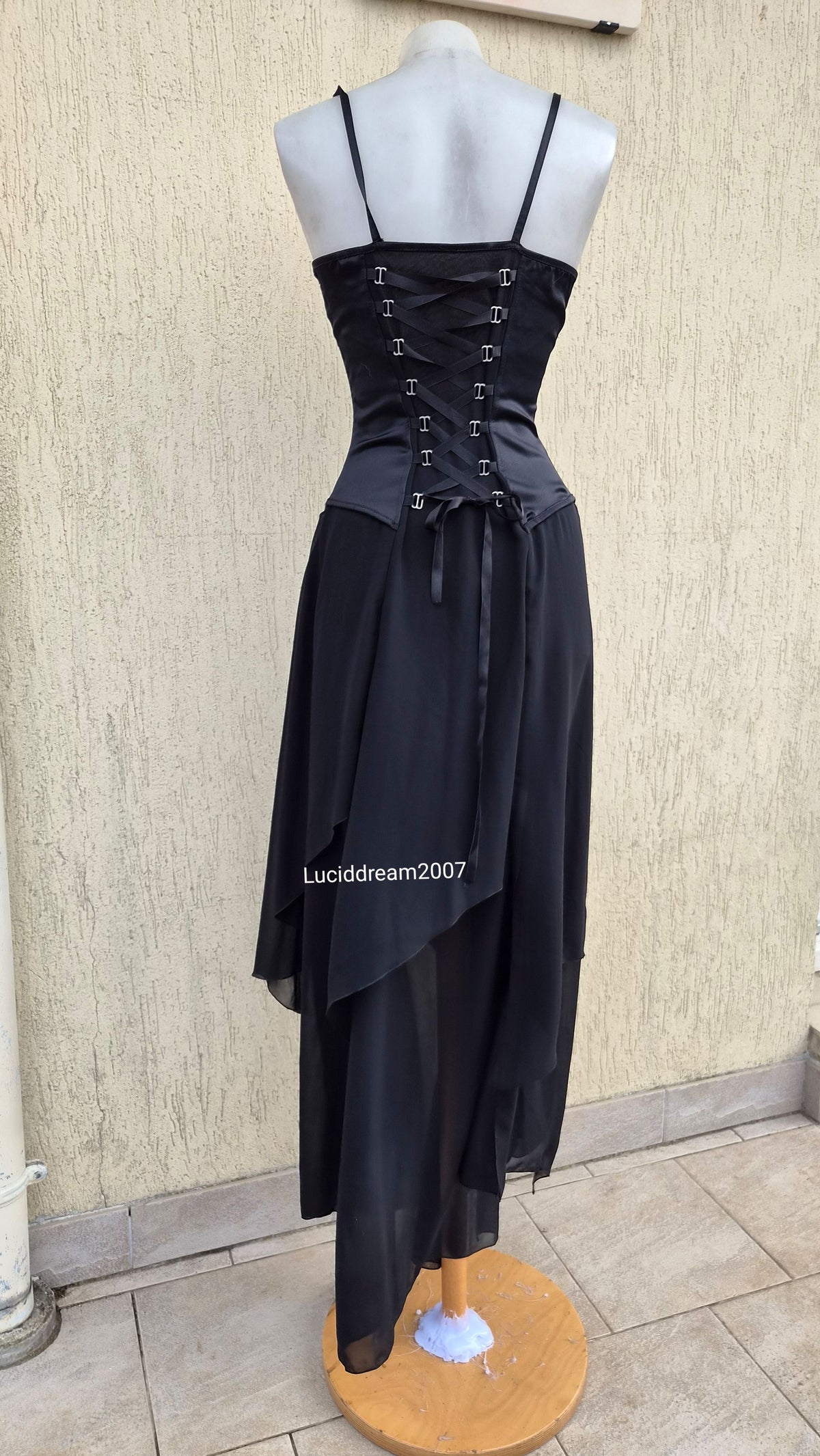 Robe noire à lacage