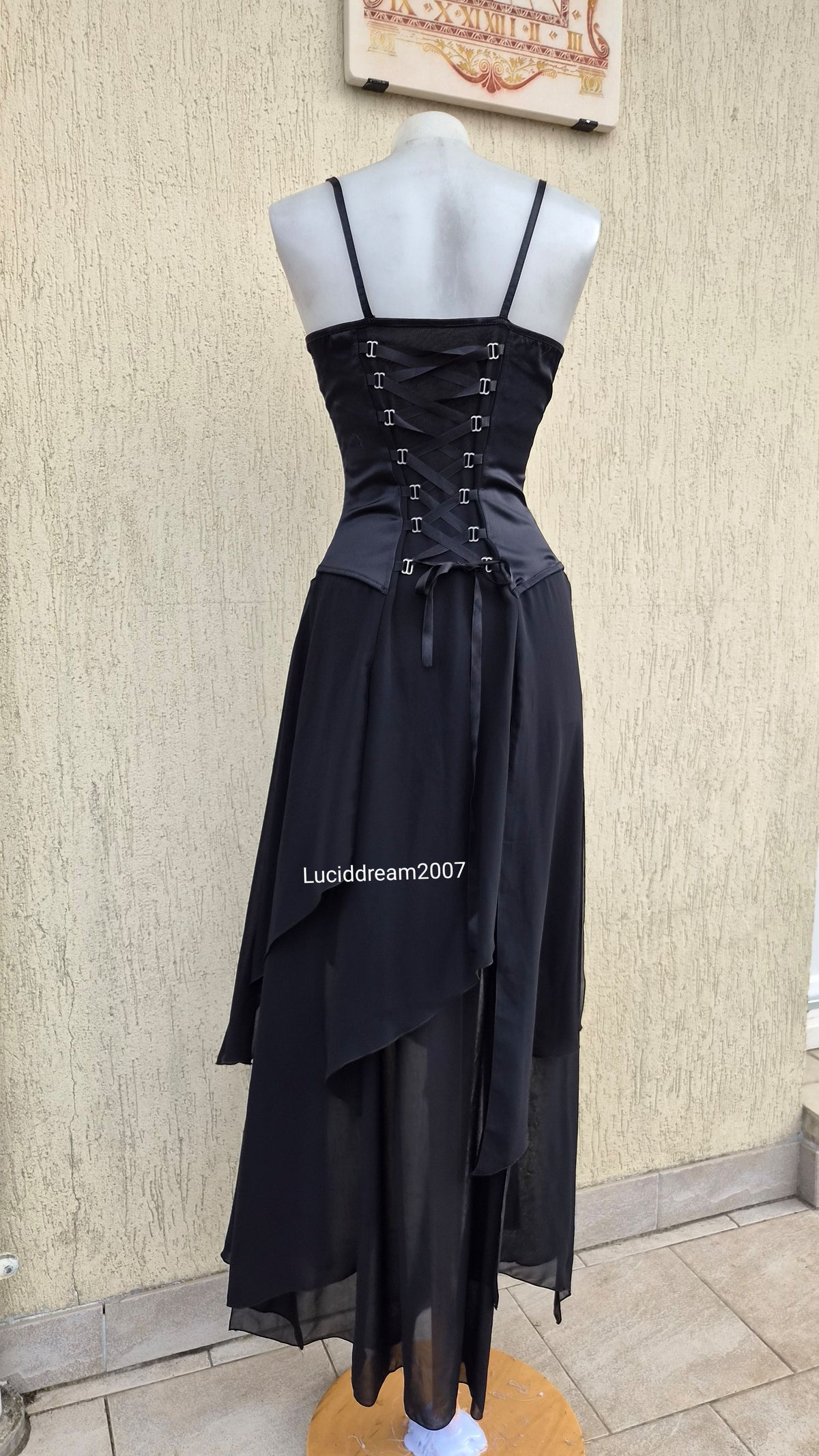 Robe noire à lacage