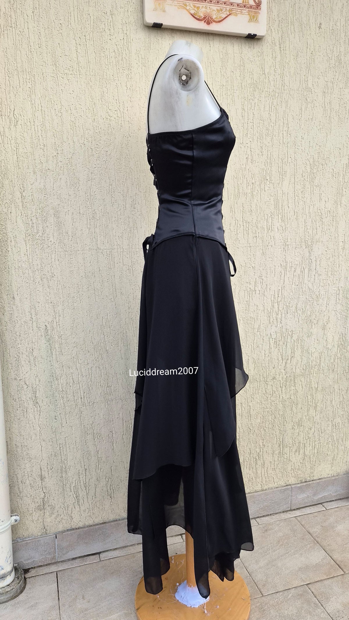 Robe noire à lacage