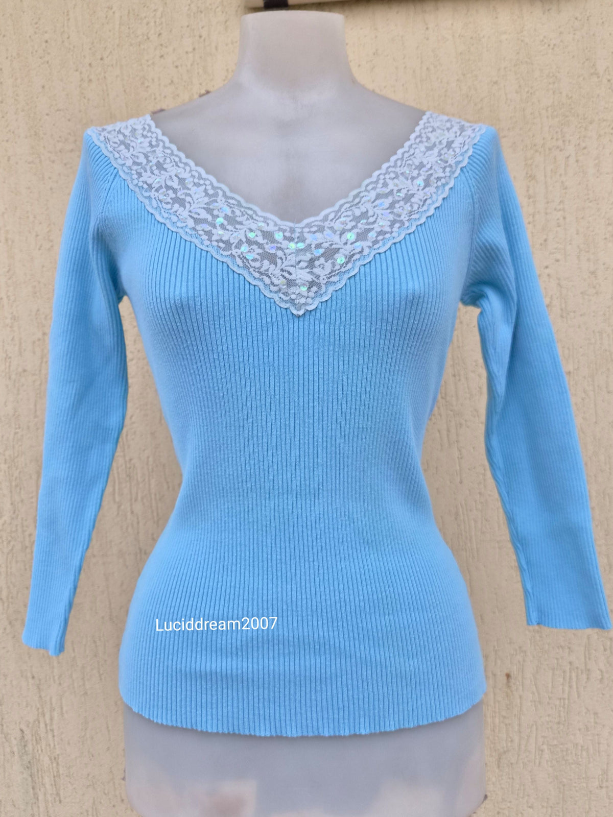 Haut bleu col dentelle à sequins