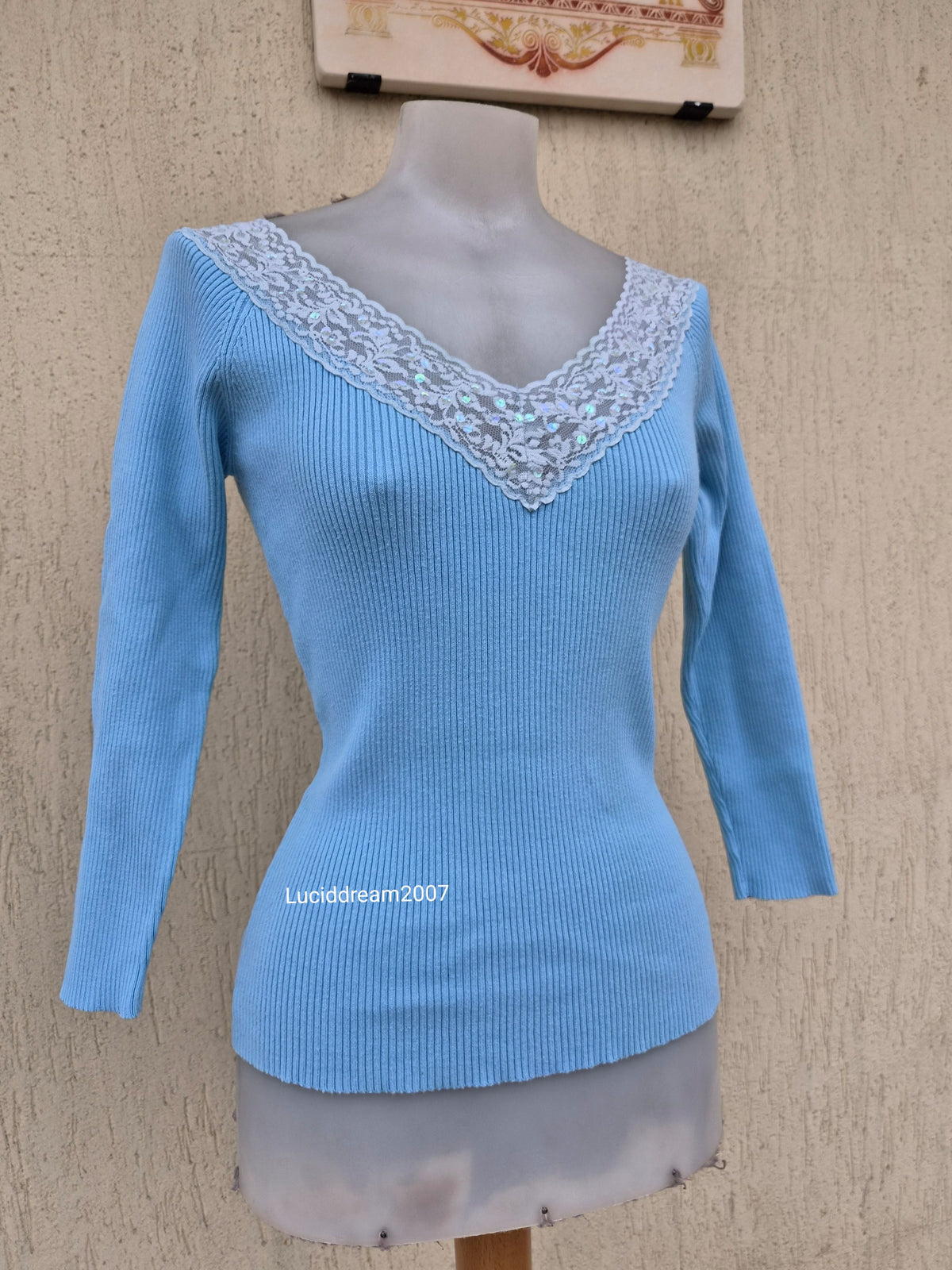 Haut bleu col dentelle à sequins