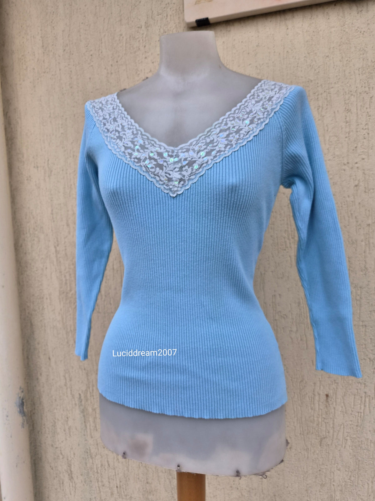 Haut bleu col dentelle à sequins