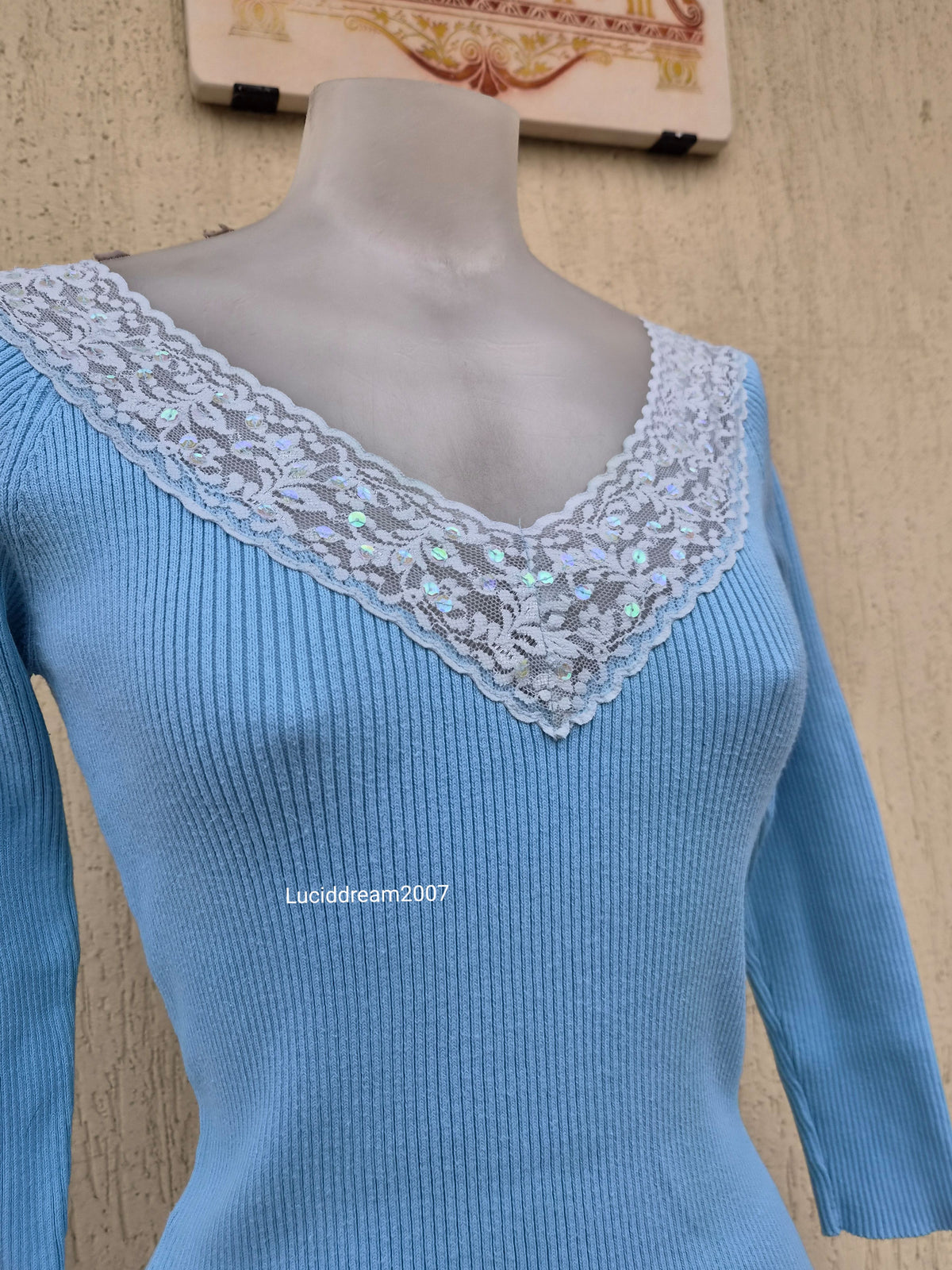 Haut bleu col dentelle à sequins