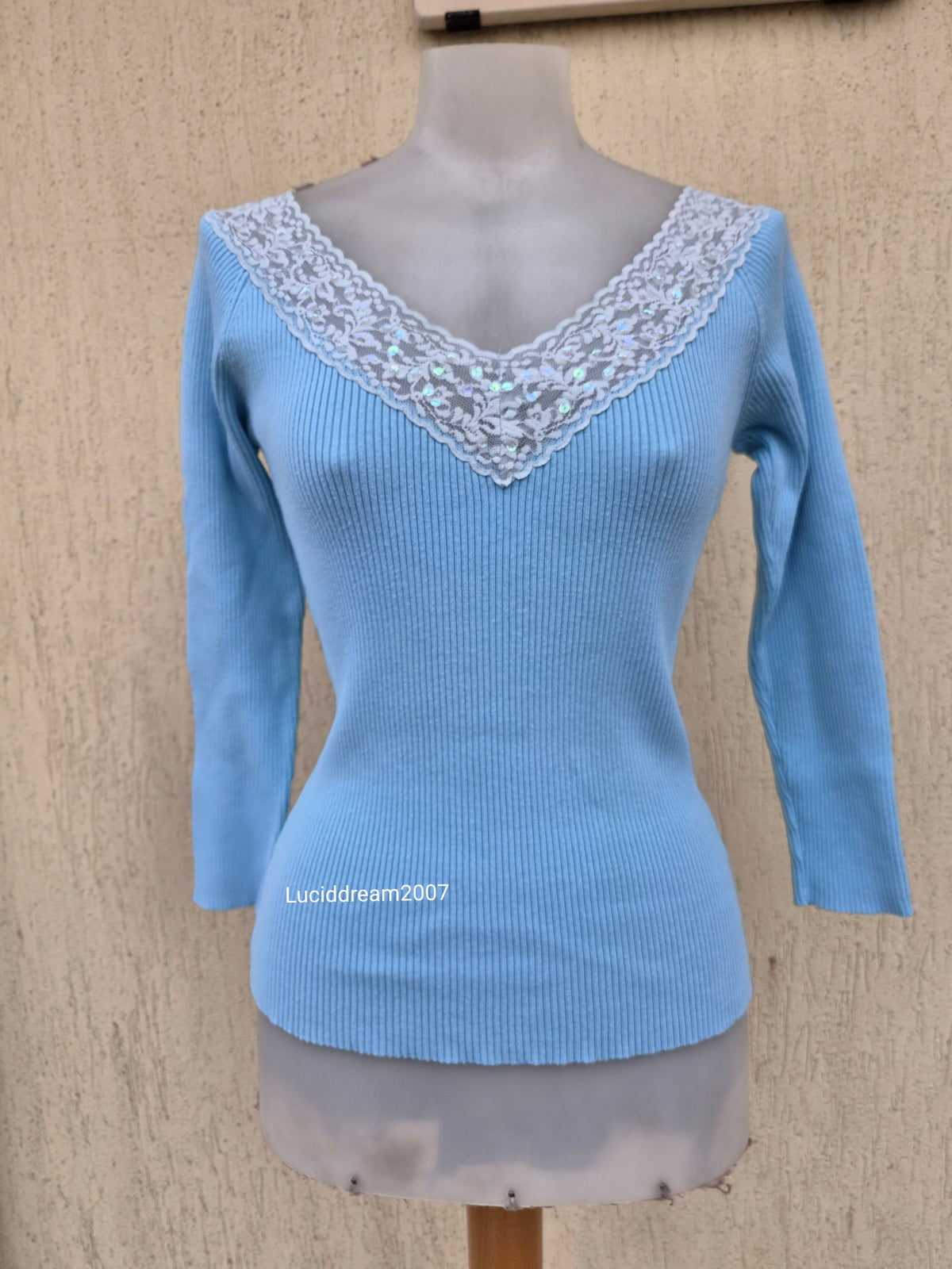 Haut bleu col dentelle à sequins