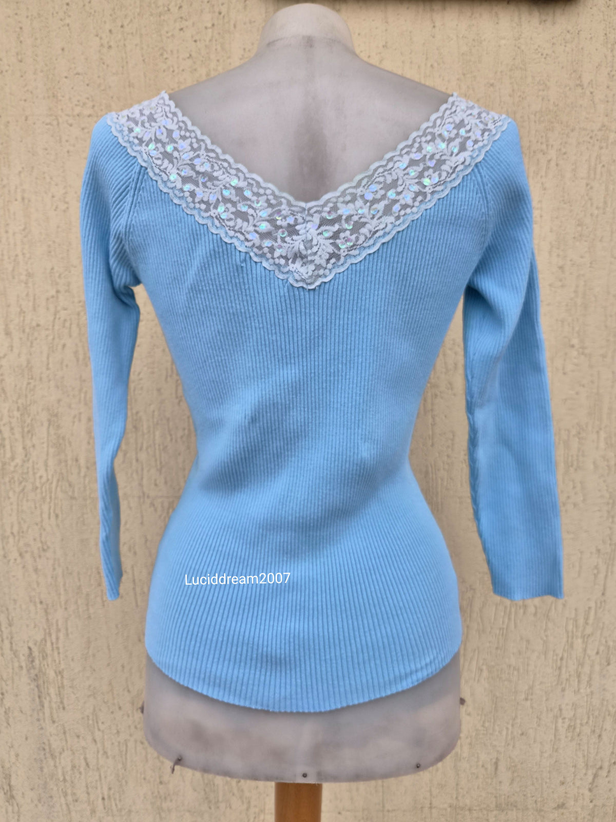 Haut bleu col dentelle à sequins