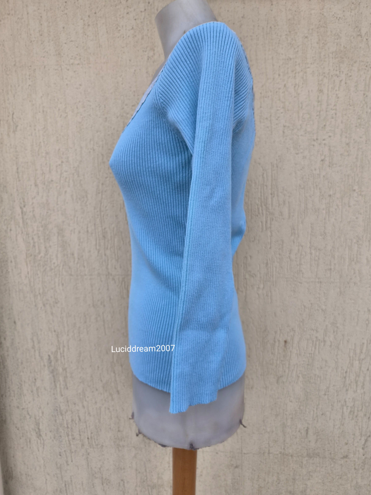 Haut bleu col dentelle à sequins