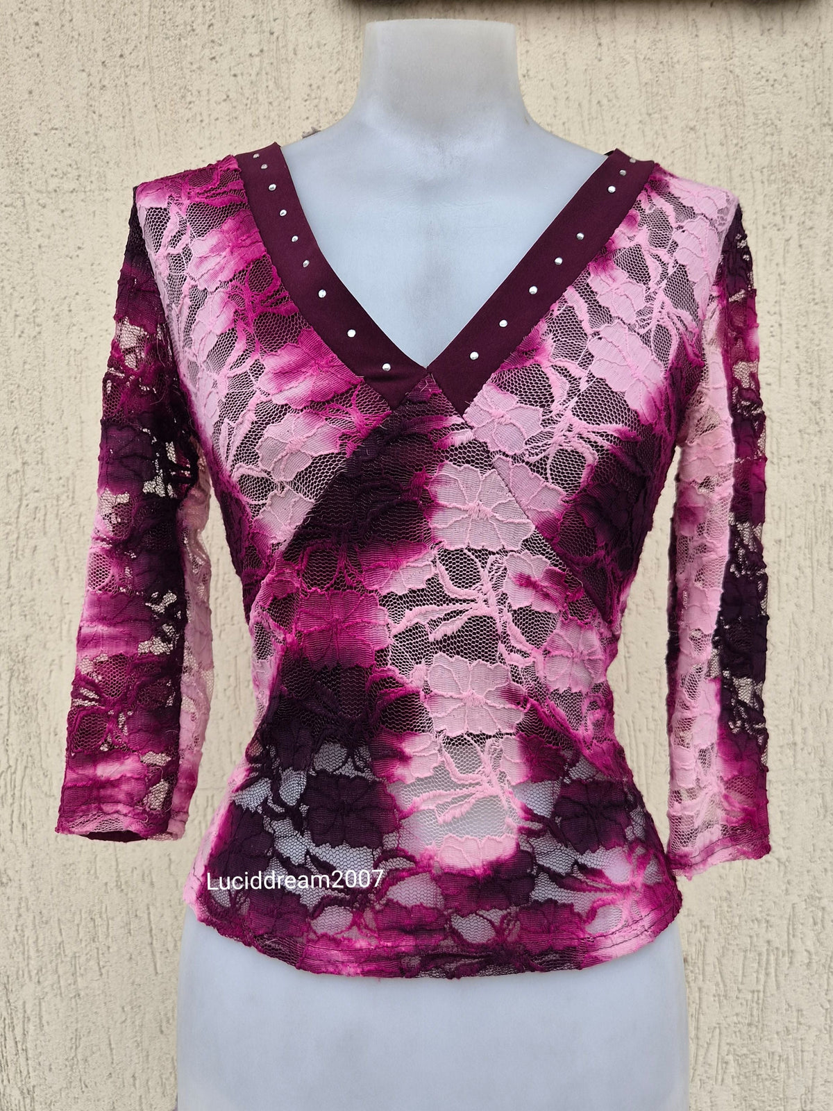 Haut en dentelle ton rose et violet