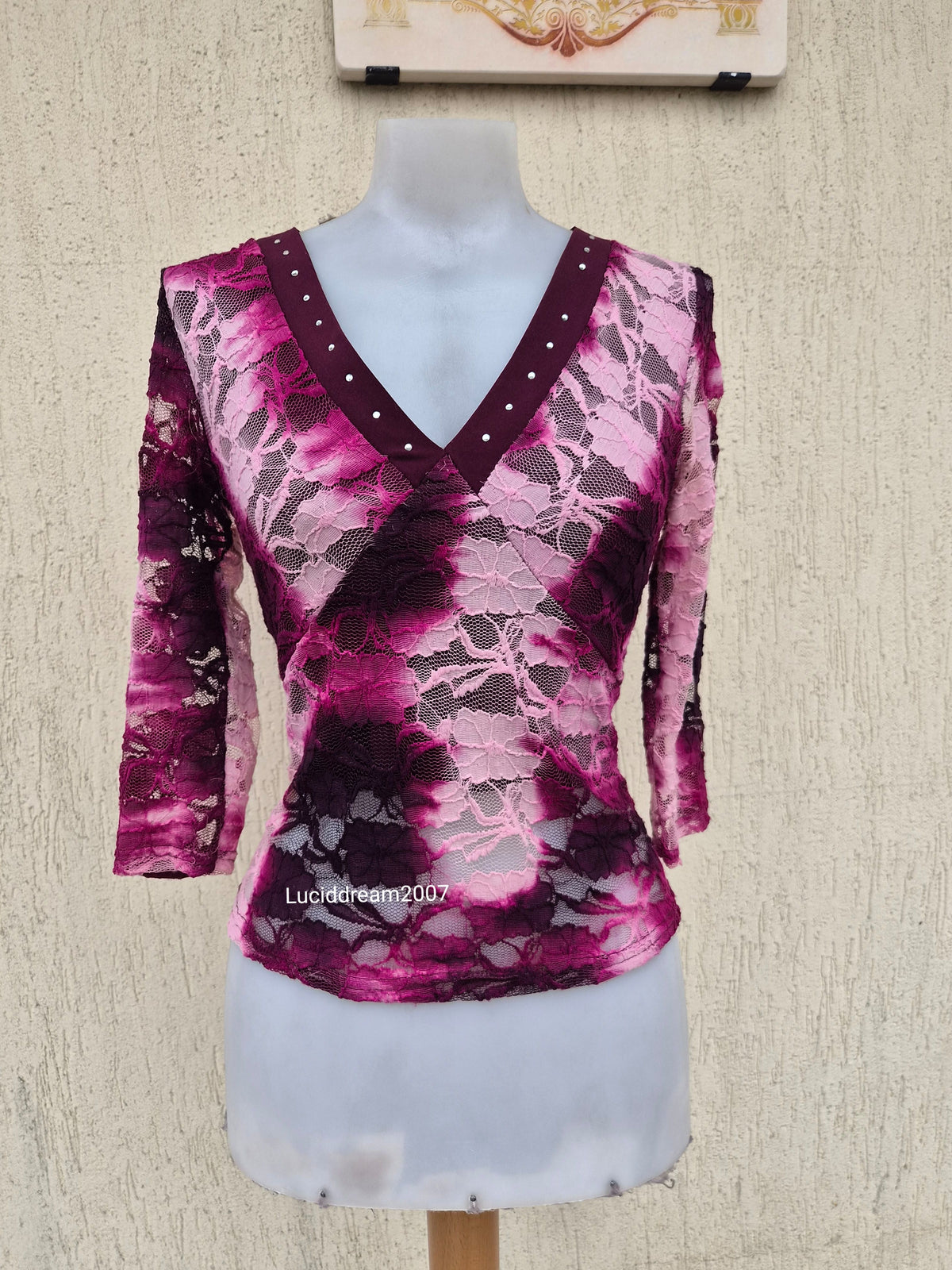 Haut en dentelle ton rose et violet
